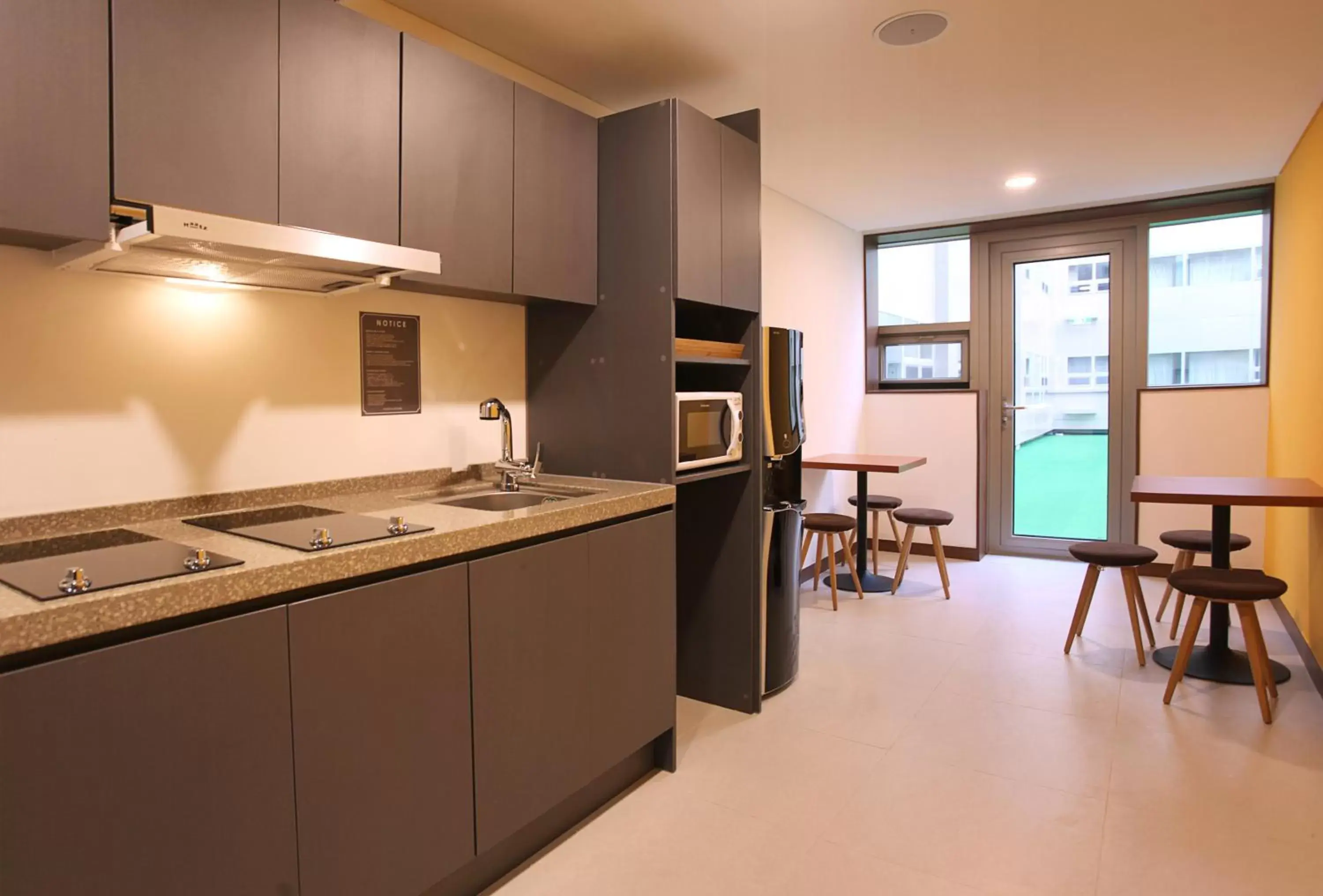 Communal kitchen, Kitchen/Kitchenette in Hotel Skypark Kingstown Dongdaemun