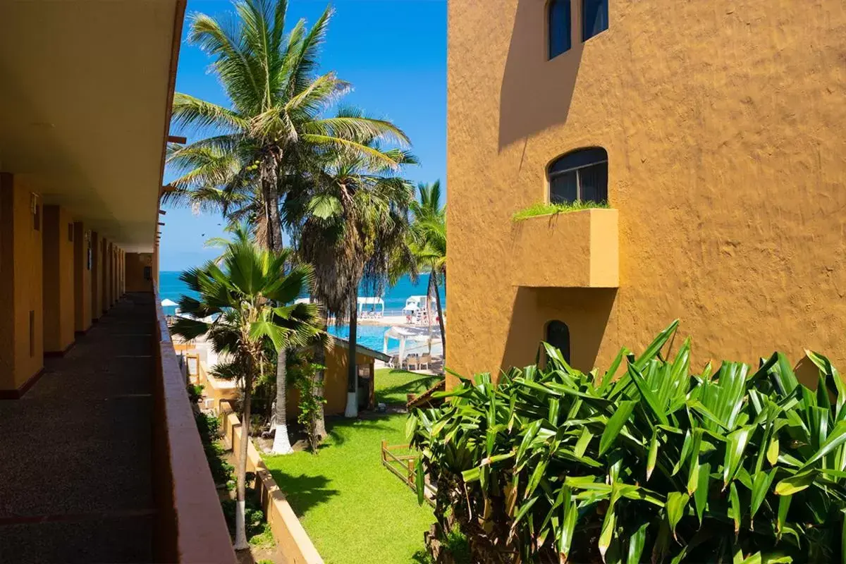 Inner courtyard view, Property Building in Costa de Oro Beach Hotel