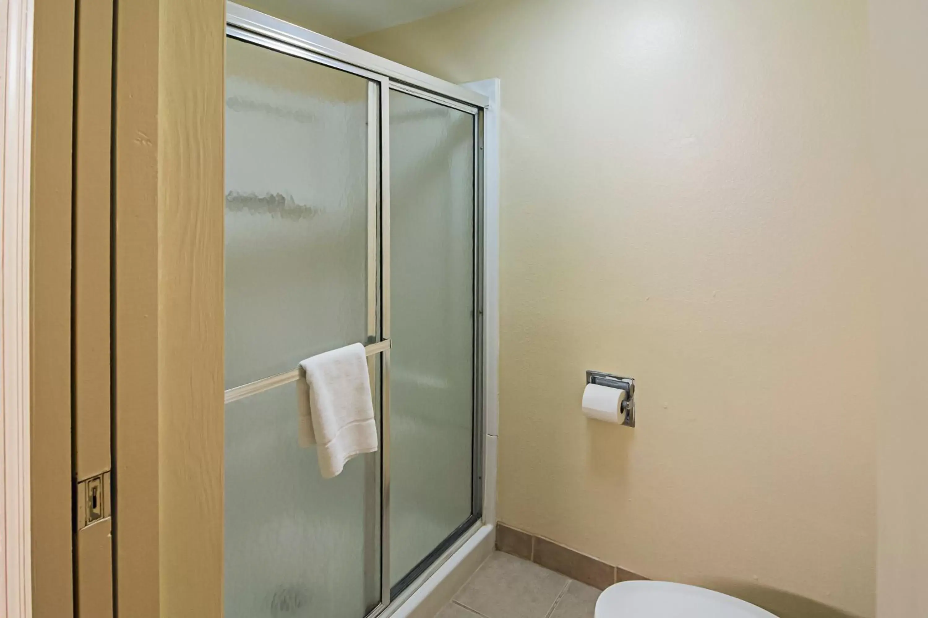Bathroom in Red Roof Inn & Suites Fayetteville-Fort Bragg