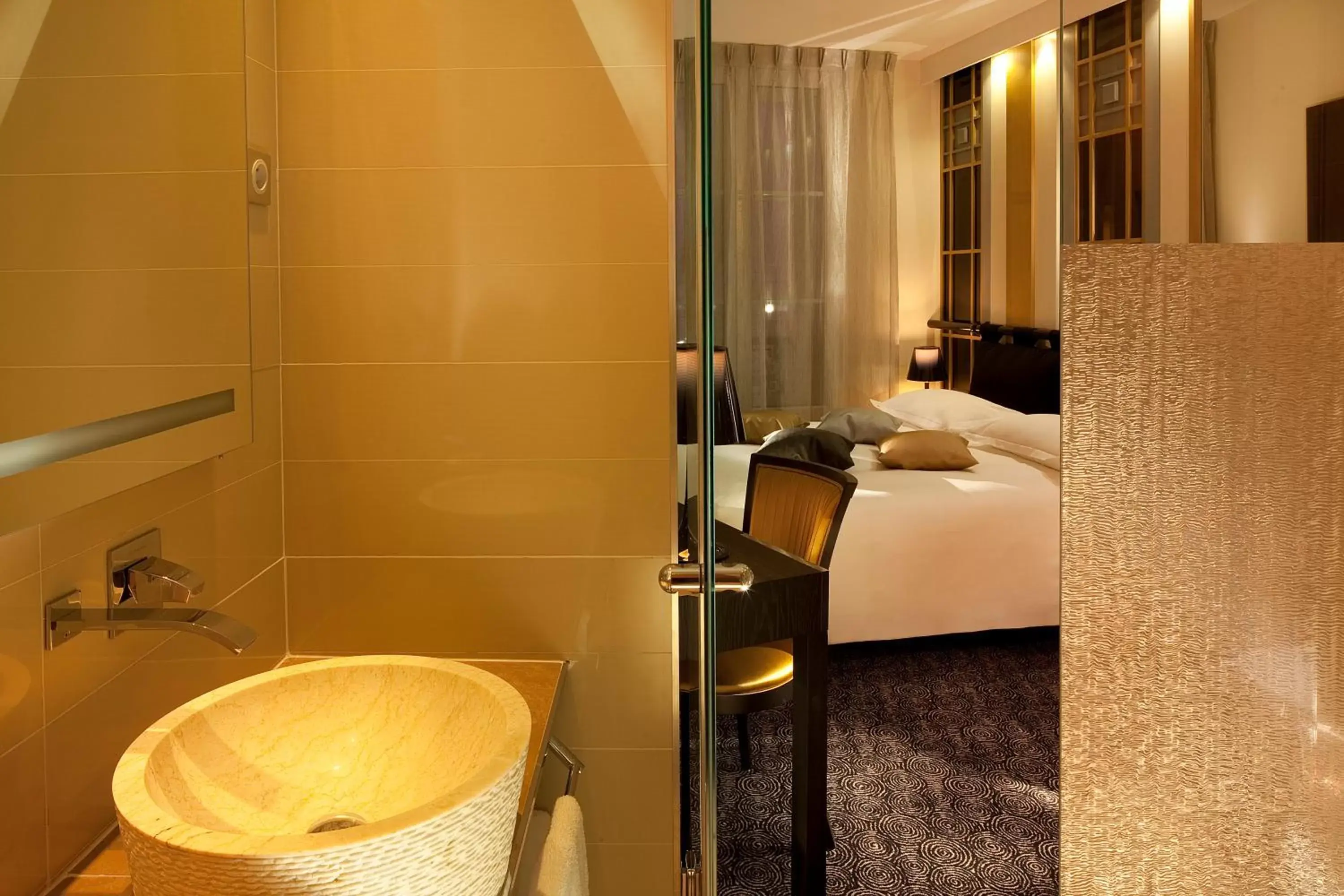Bed, Bathroom in Secret de Paris - Hotel & Spa