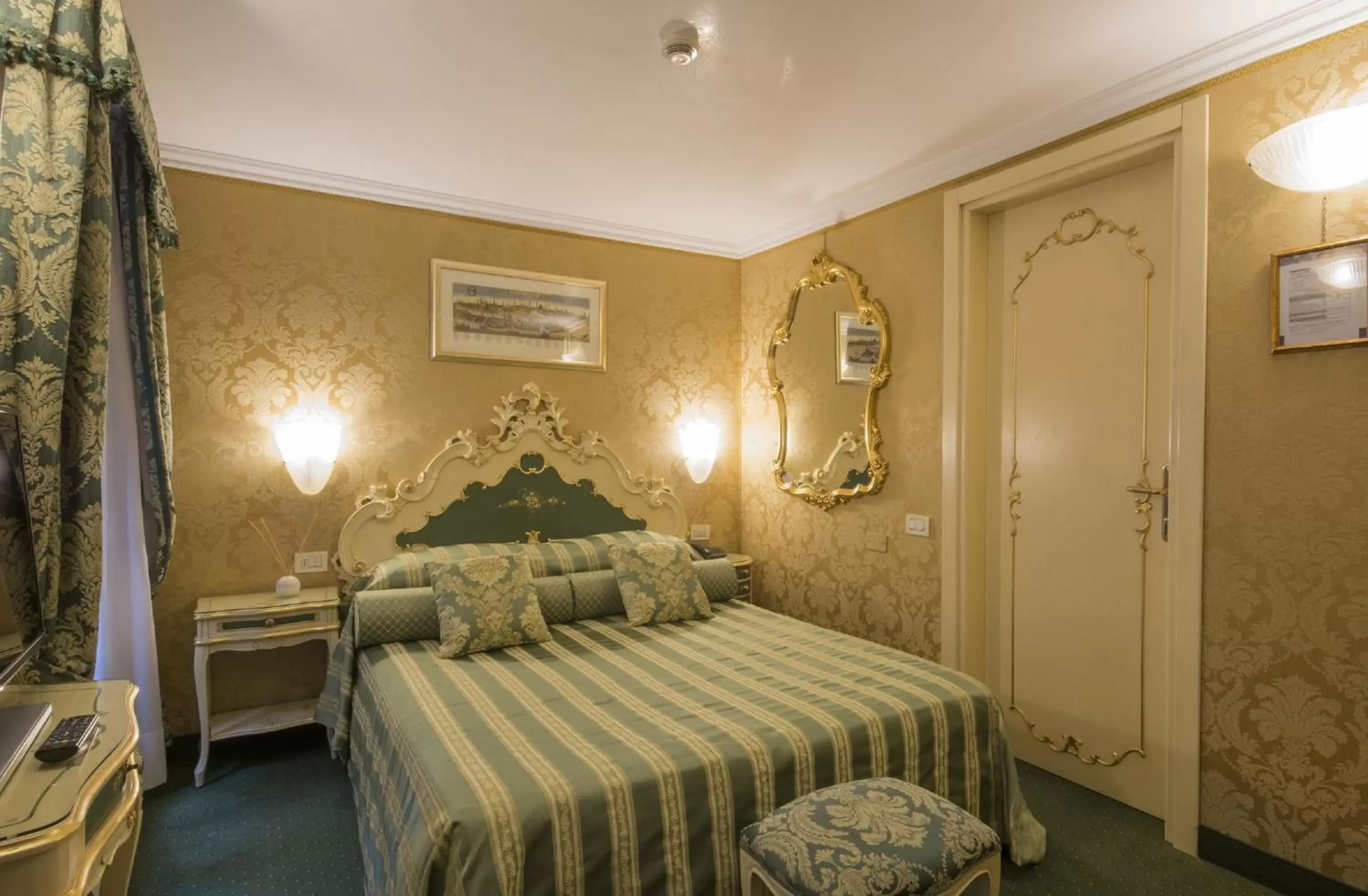 Bedroom, Bed in Hotel Becher