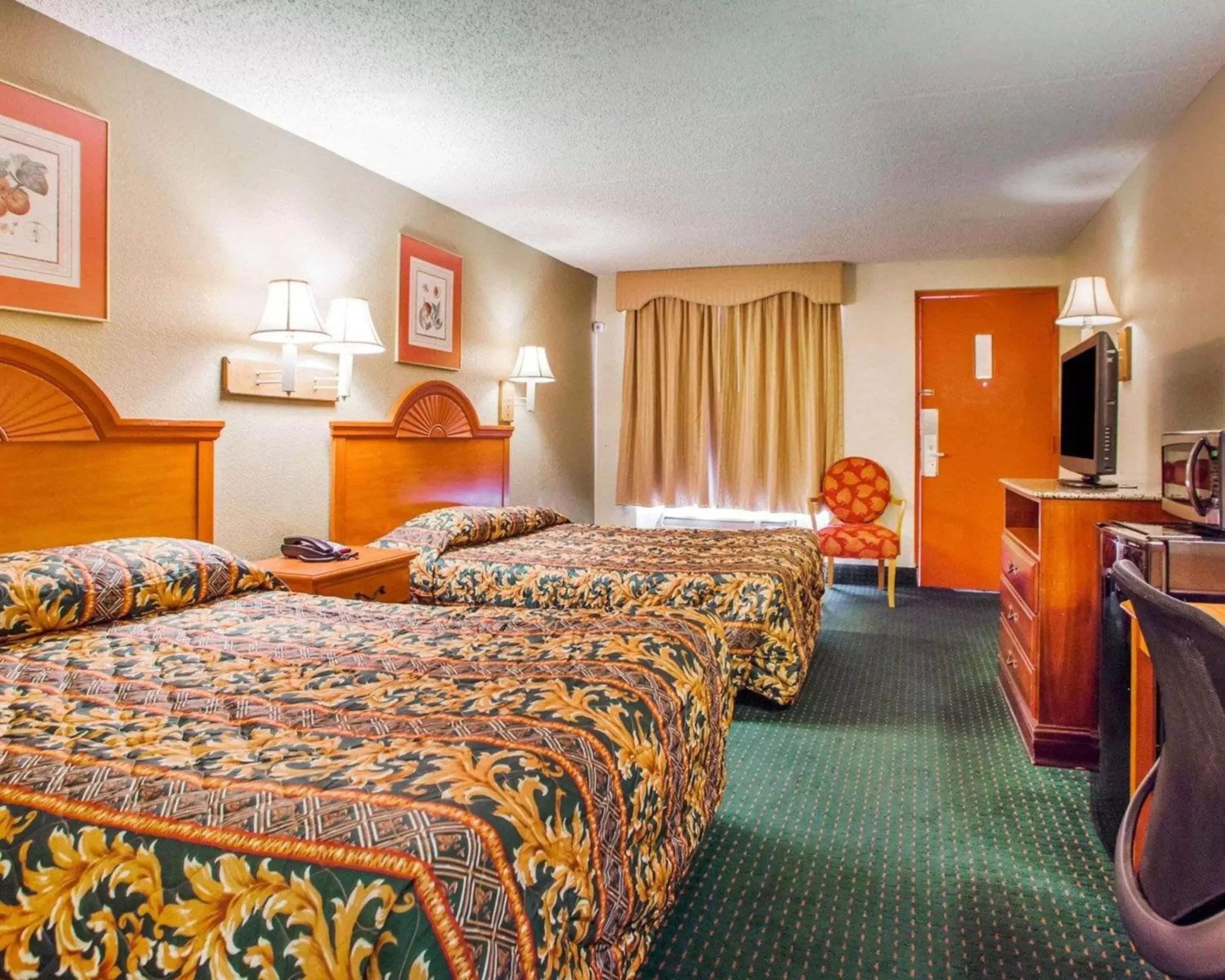 Photo of the whole room, Bed in Rodeway Inn Mount Laurel Hwy 73