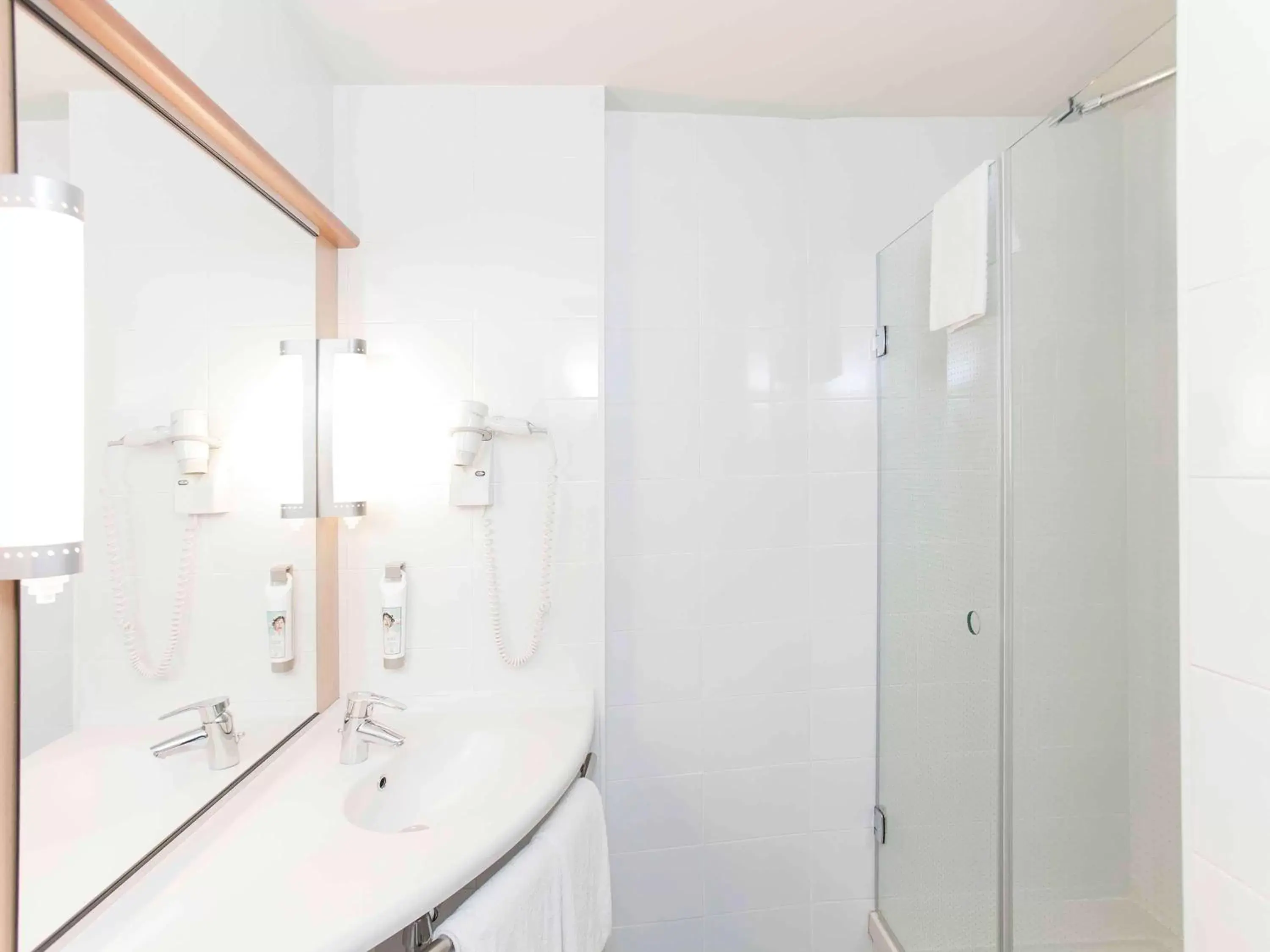 Photo of the whole room, Bathroom in Ibis Madrid Centro las Ventas