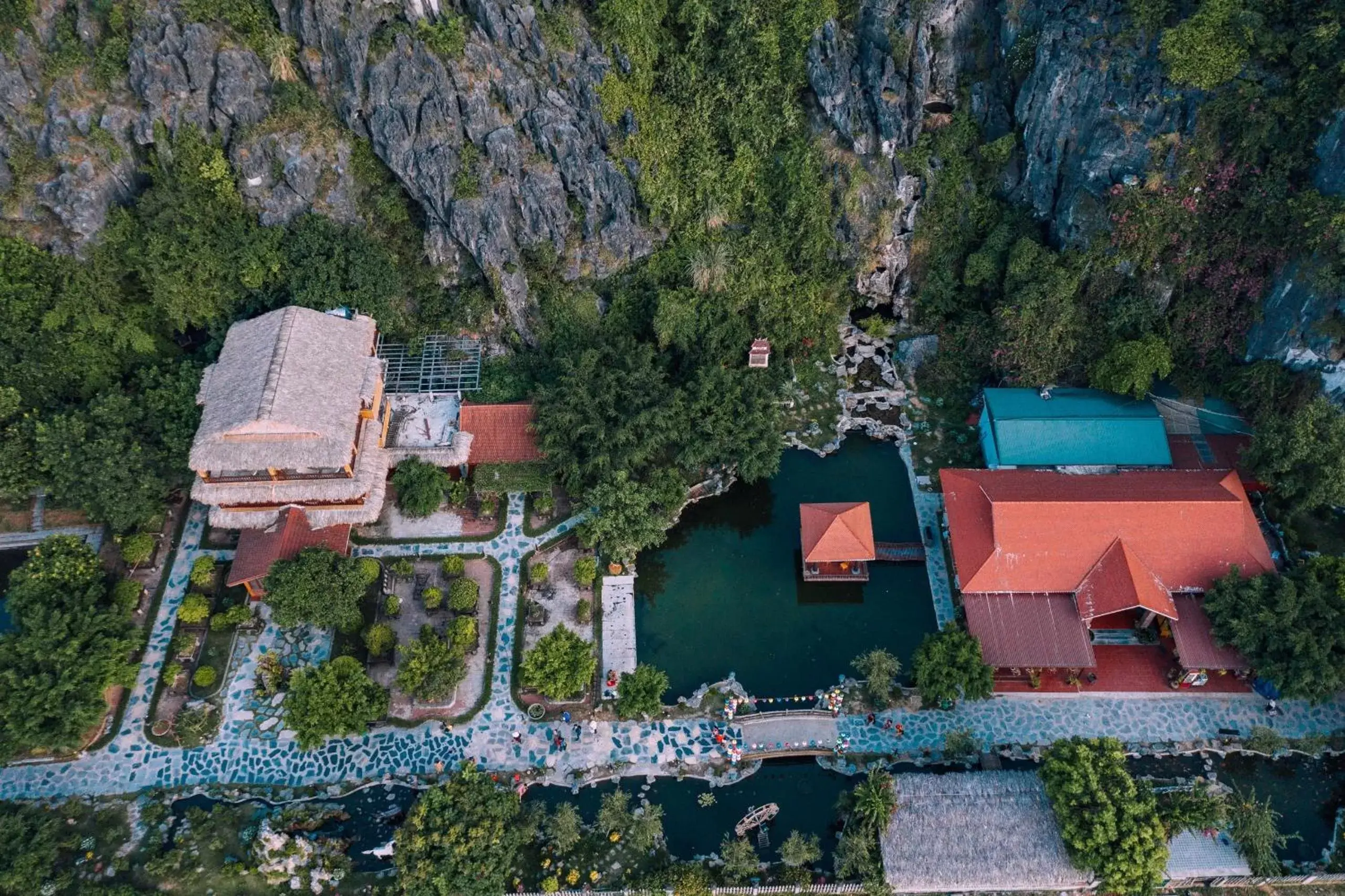 Neighbourhood, Bird's-eye View in Mua Caves Ecolodge (Hang Mua)