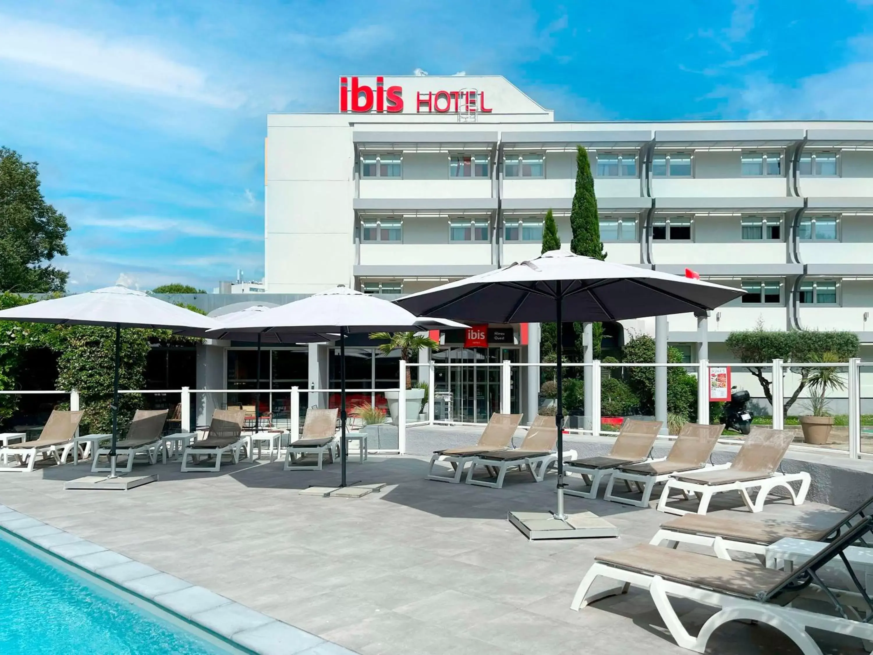 Property building, Swimming Pool in ibis Nîmes Ouest - A9