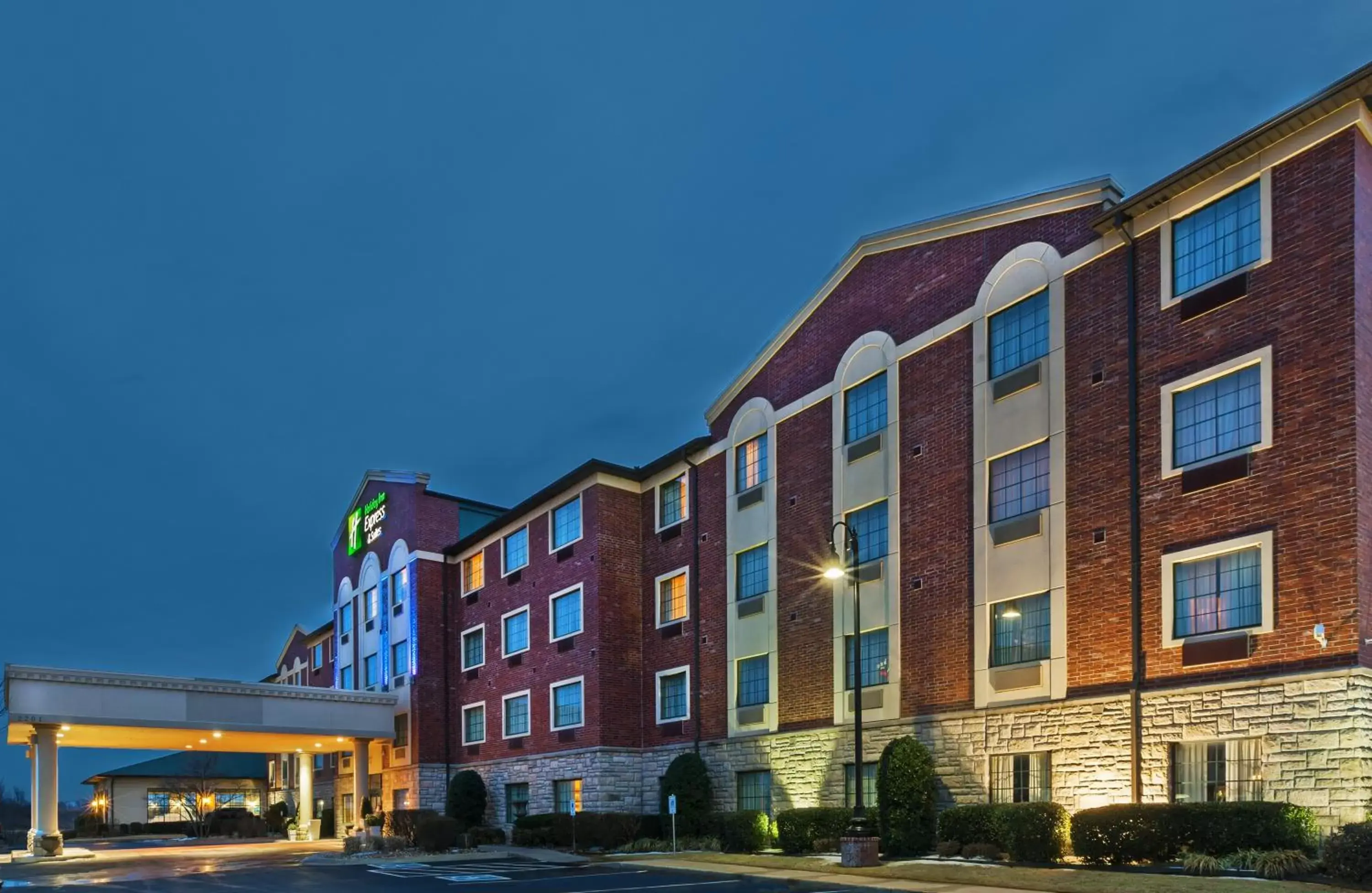 Property Building in Holiday Inn Express & Suites Tulsa S Broken Arrow Hwy 51, an IHG Hotel
