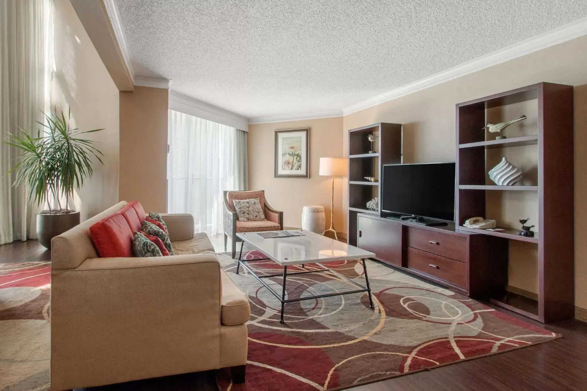 Photo of the whole room, Seating Area in Omni Corpus Christi Hotel