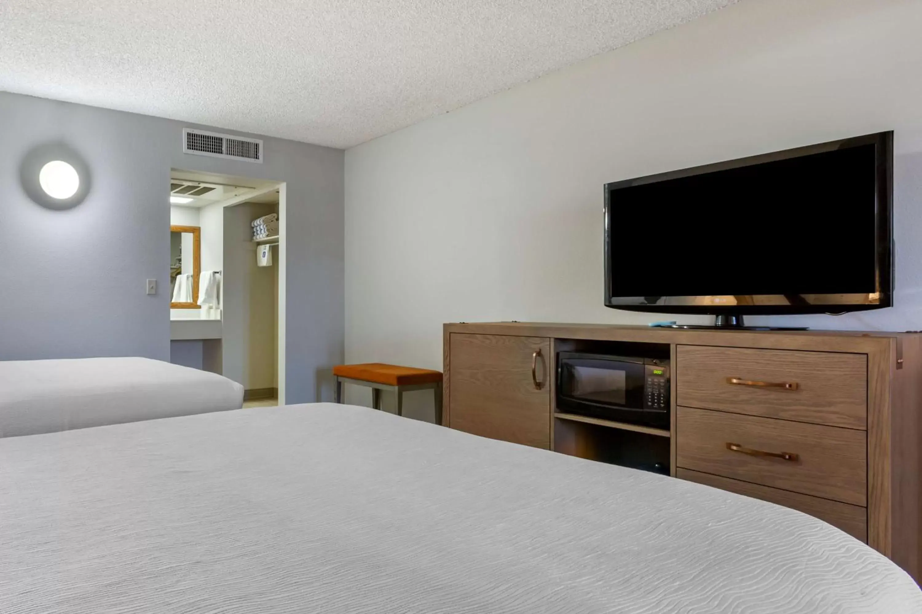 Bedroom, TV/Entertainment Center in Best Western Plus King's Inn and Suites