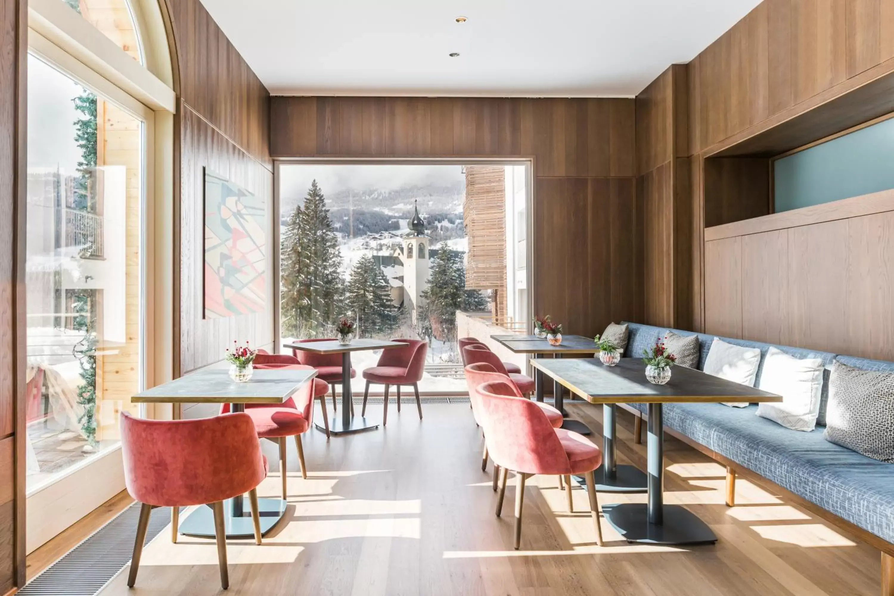 Lounge or bar in Grand Hotel Savoia Cortina d'Ampezzo, A Radisson Collection Hotel