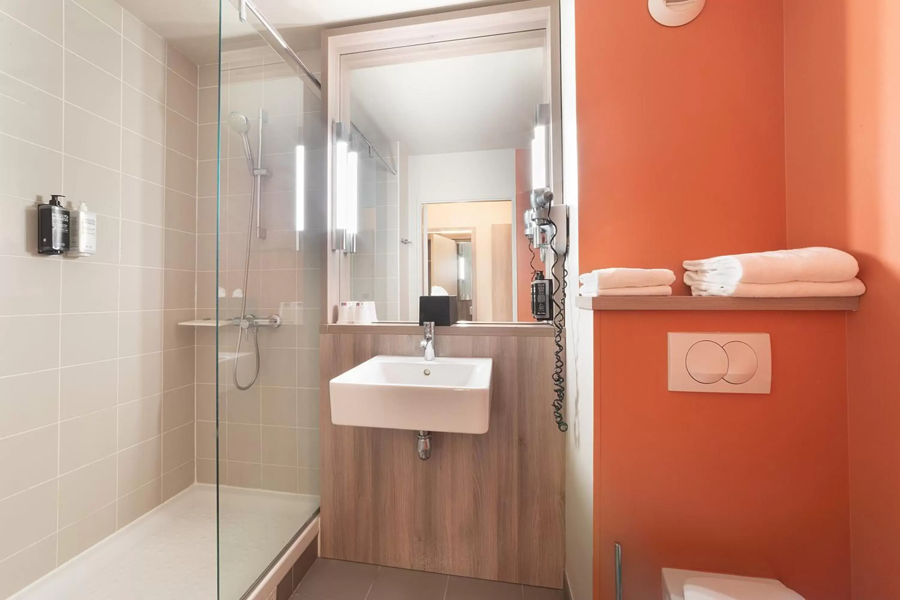 Bathroom in ibis Styles Versailles Saint Quentin en Yvelines