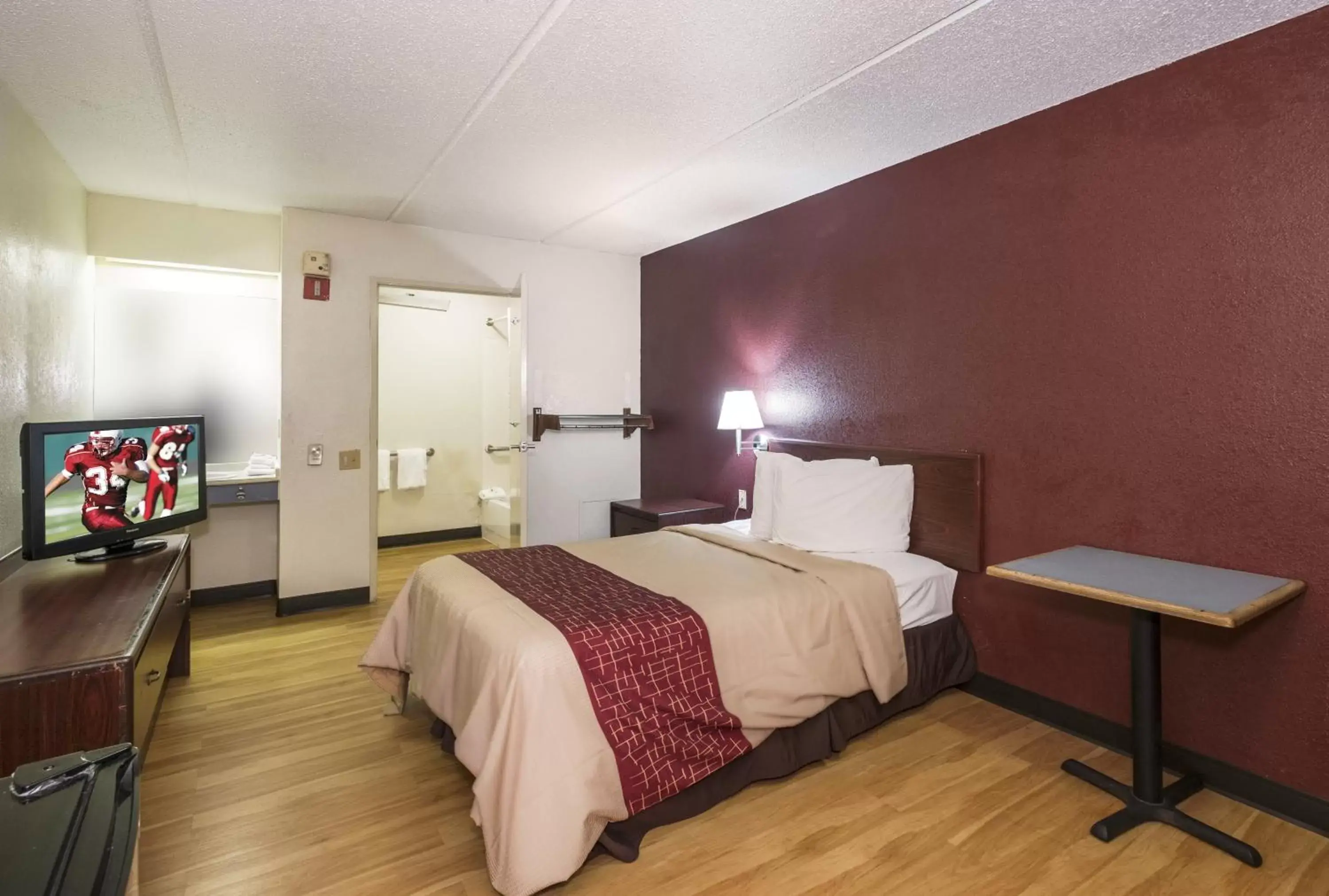 Photo of the whole room, Bed in Red Roof Inn Atlanta-Norcross