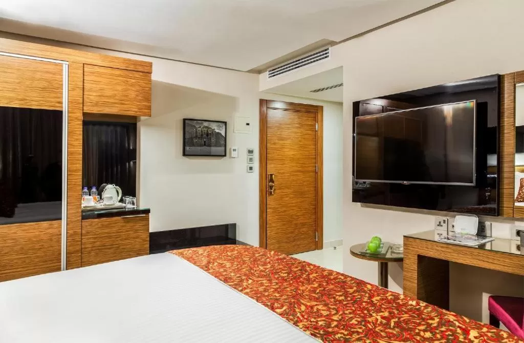 Bed, TV/Entertainment Center in Harir Palace Hotel