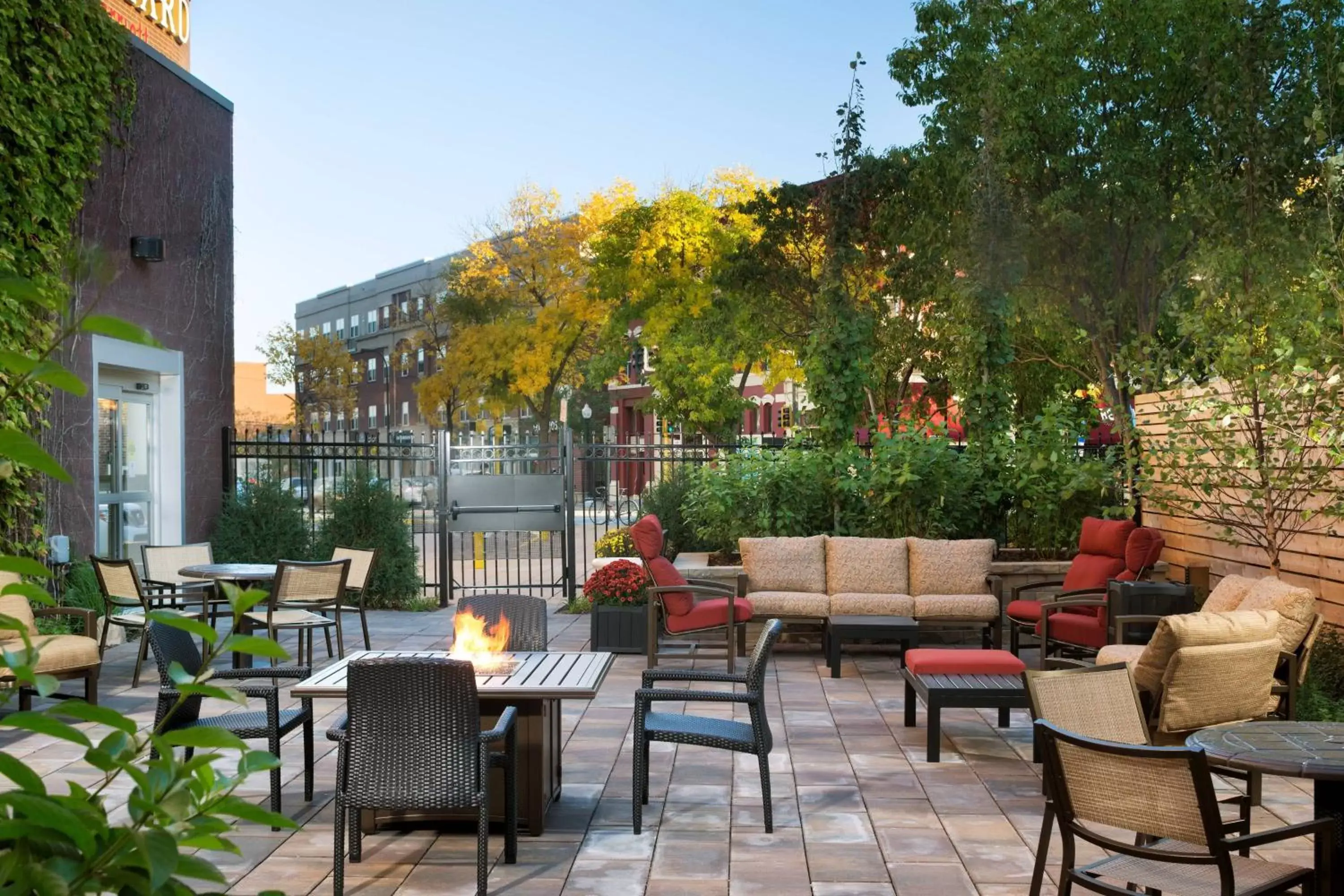 Property building, Restaurant/Places to Eat in Courtyard by Marriott Minneapolis Downtown