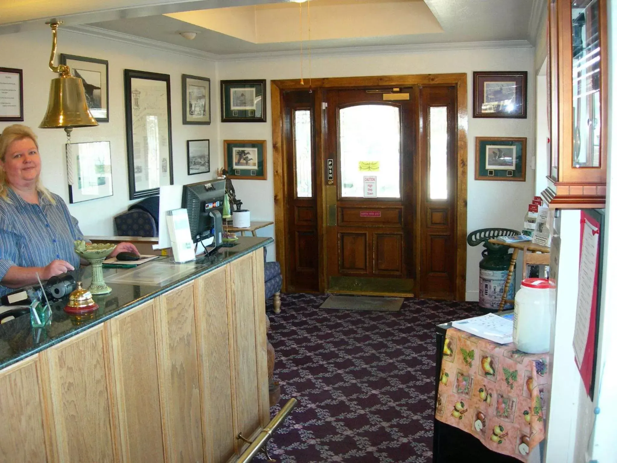 Lobby or reception, Kitchen/Kitchenette in Walker River Lodge