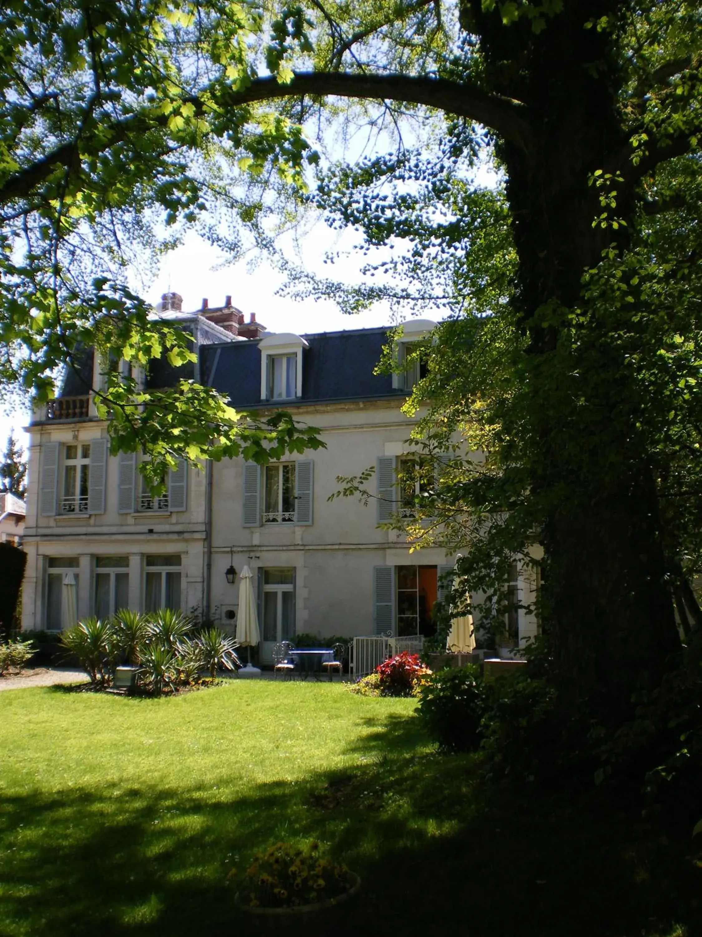 Facade/entrance, Property Building in Hôtel Les Maréchaux