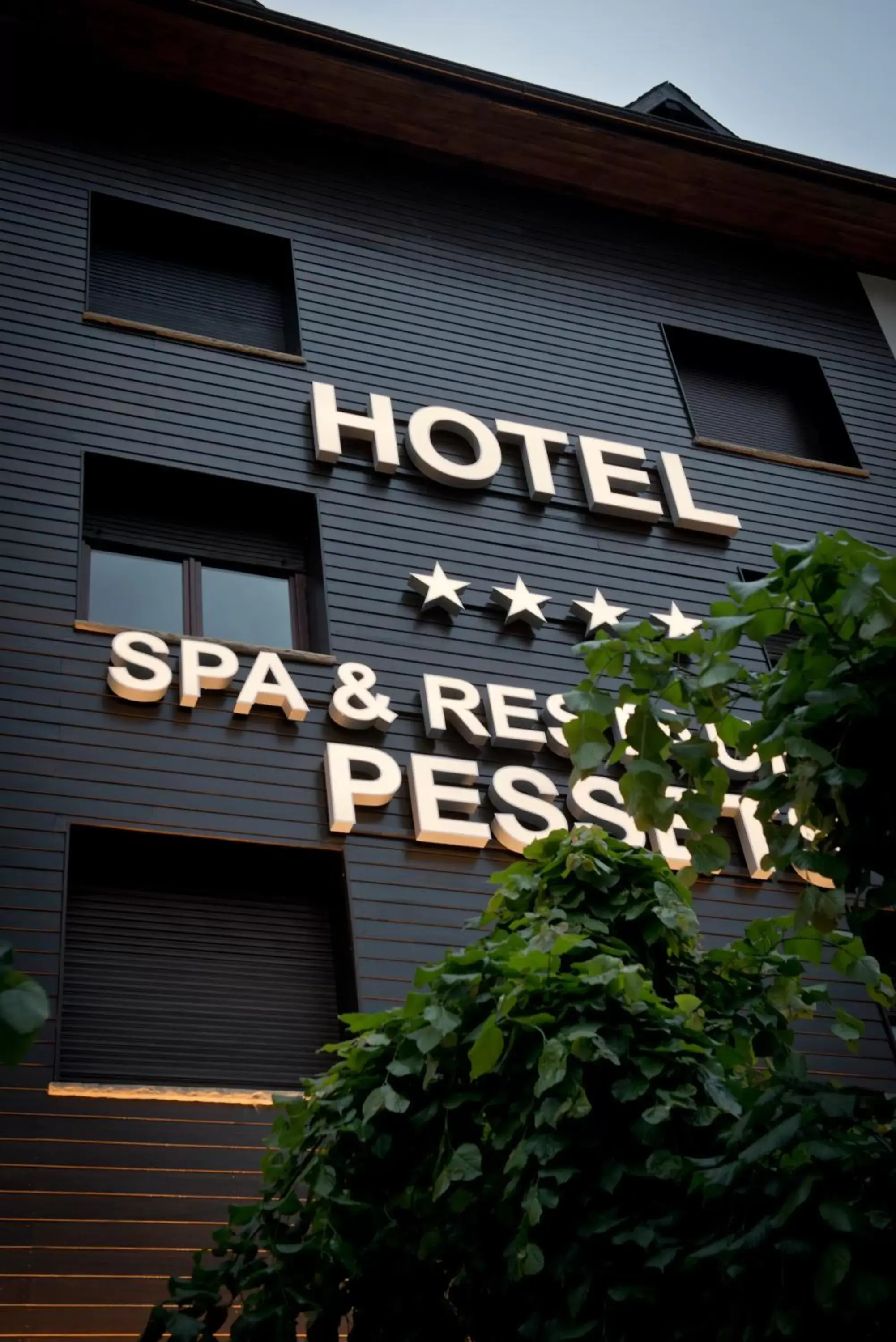Facade/entrance, Property Building in Hotel Restaurant Pessets & SPA