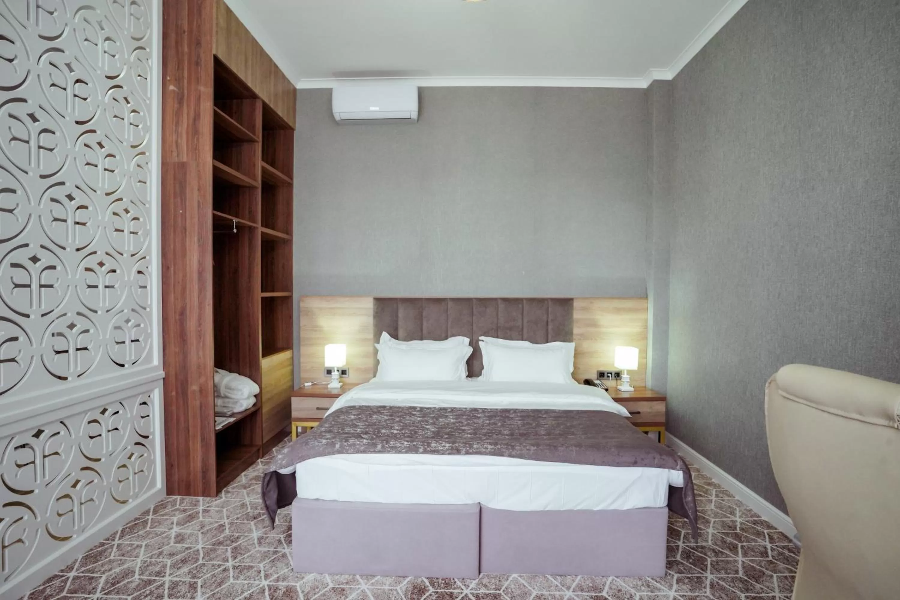 Photo of the whole room, Bed in Tauke Khan Plaza