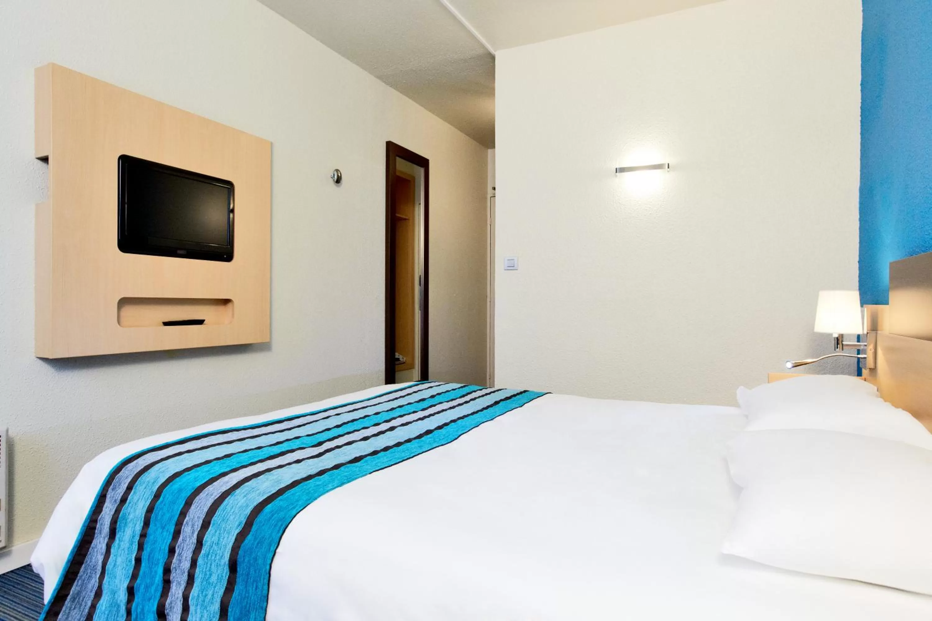 Photo of the whole room, Bed in Kyriad Viry-Chatillon