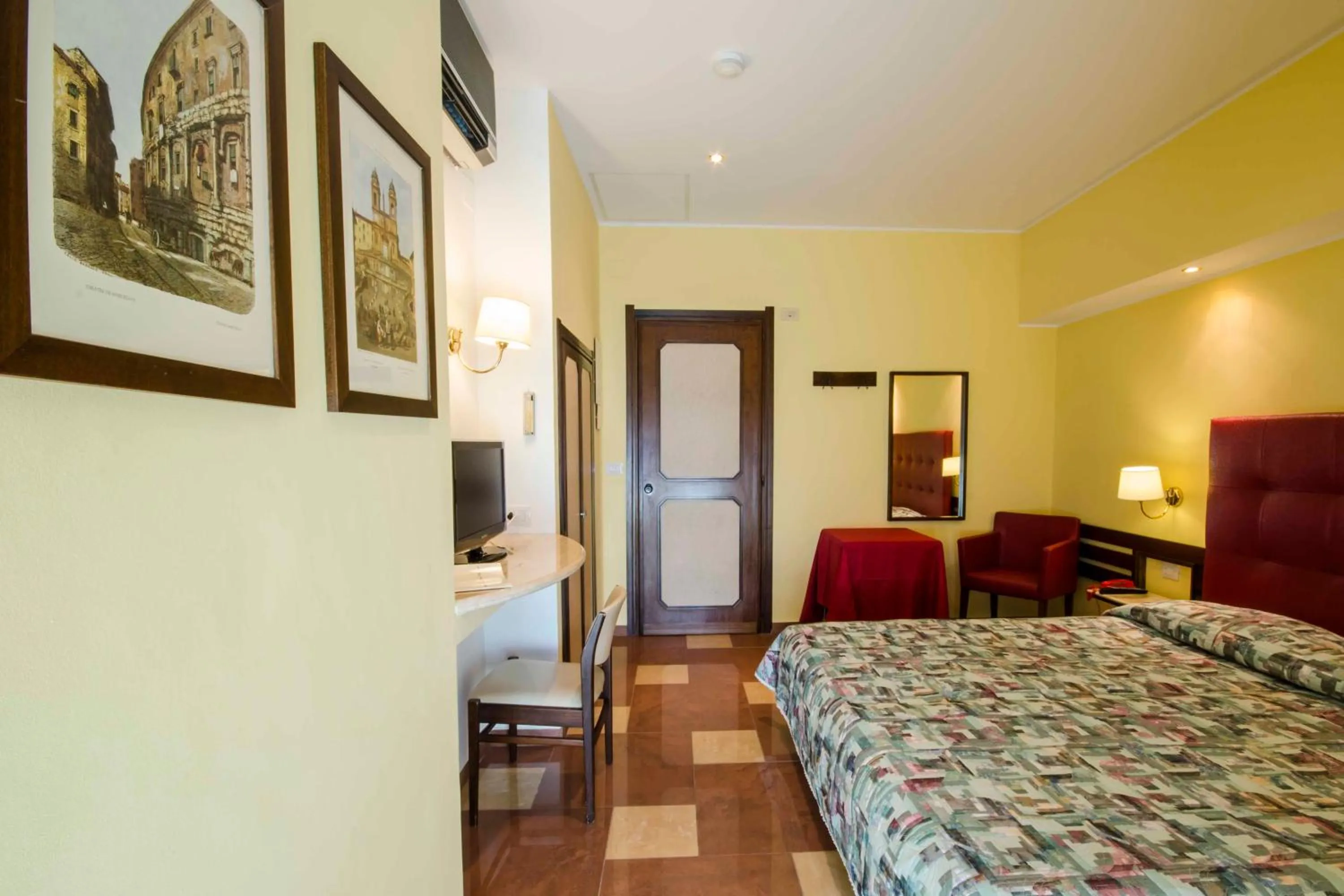 Photo of the whole room, Bed in Hotel Tarconte