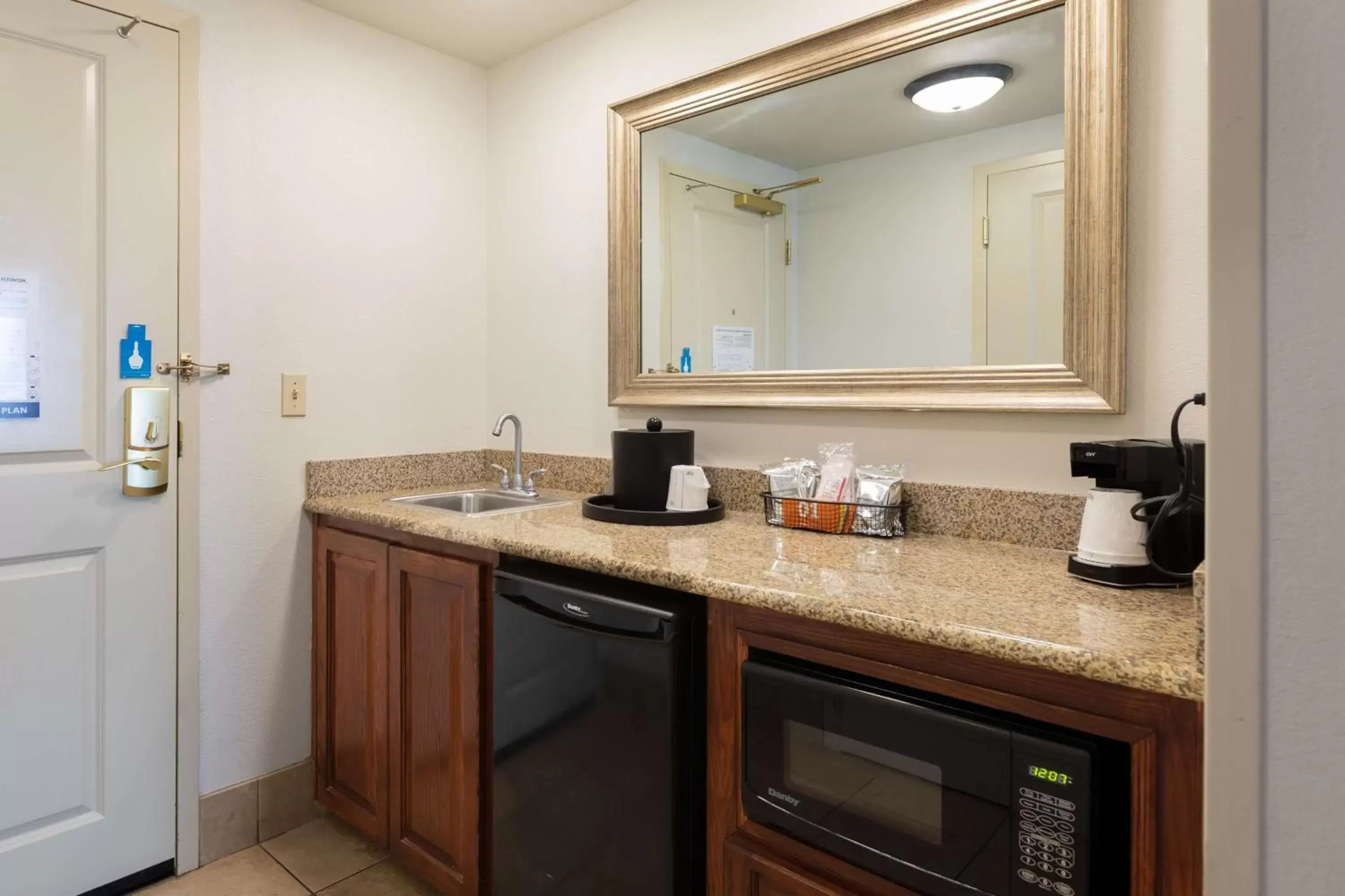 Photo of the whole room, Bathroom in Hampton Inn & Suites Baton Rouge - I-10 East