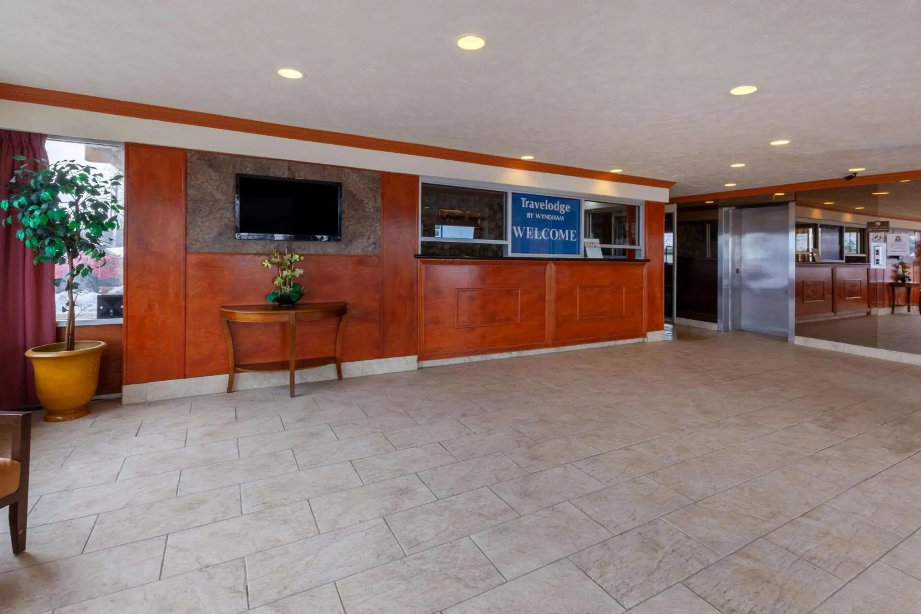 Lobby or reception in Travelodge by Wyndham Cleveland Airport