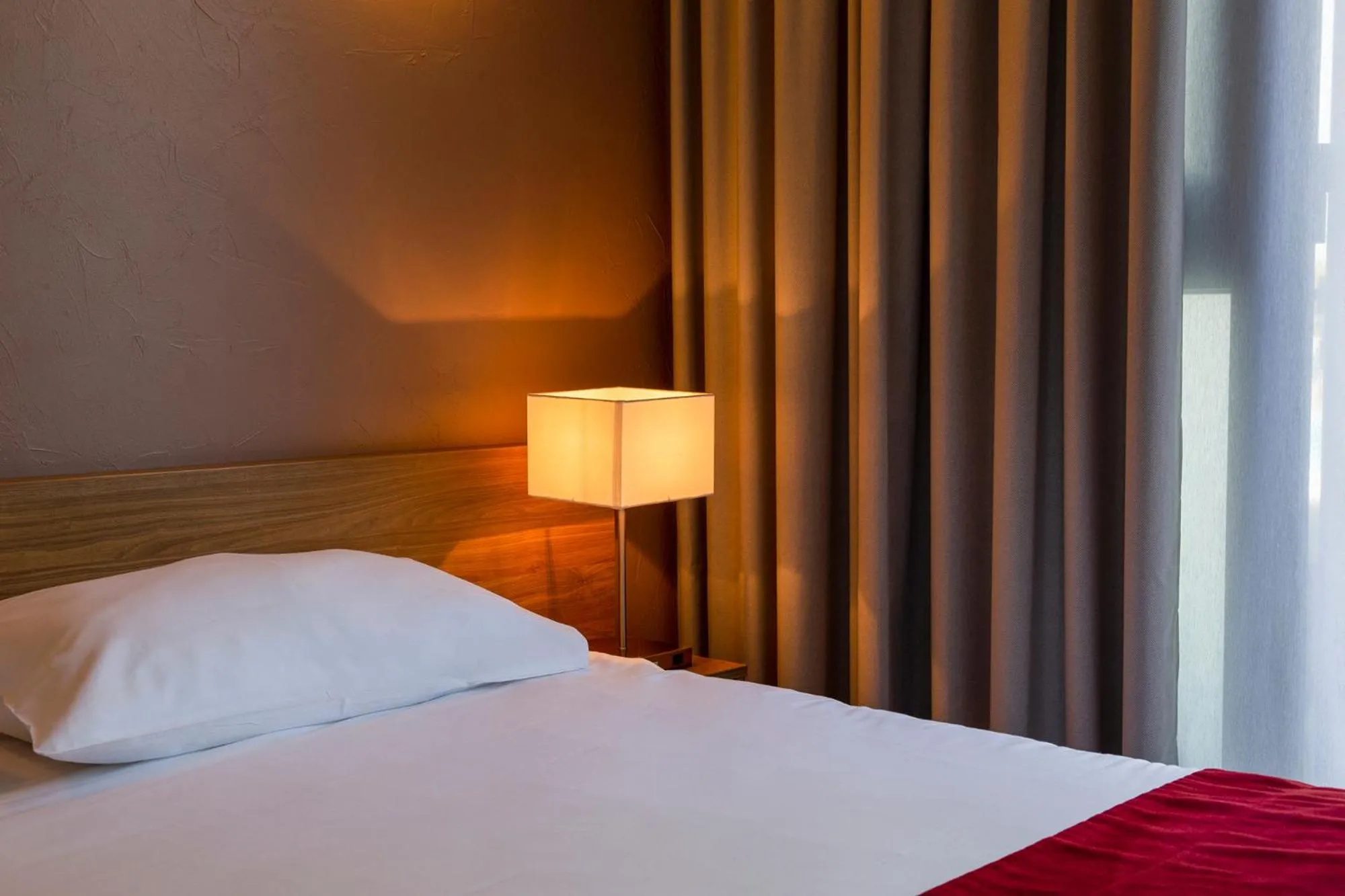 Bedroom, Bed in The Originals City, Hôtel Le Sextant, Toulouse Sud