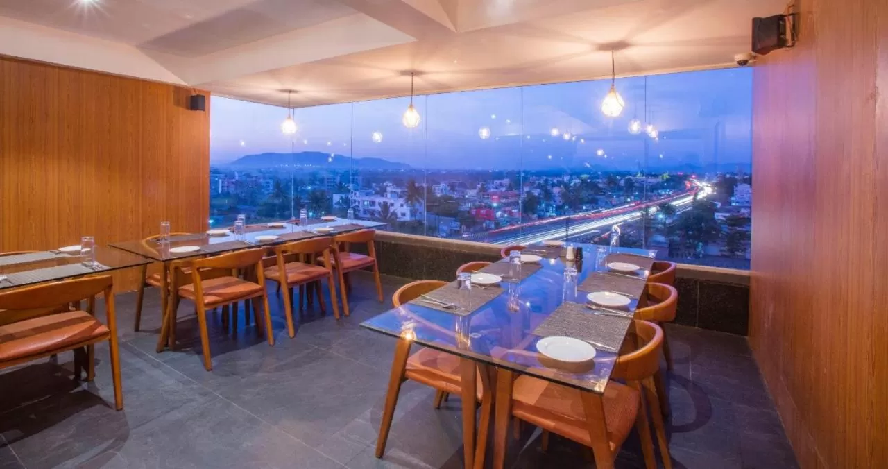 Restaurant/Places to Eat in Sapphire Premium Hotel & Suite