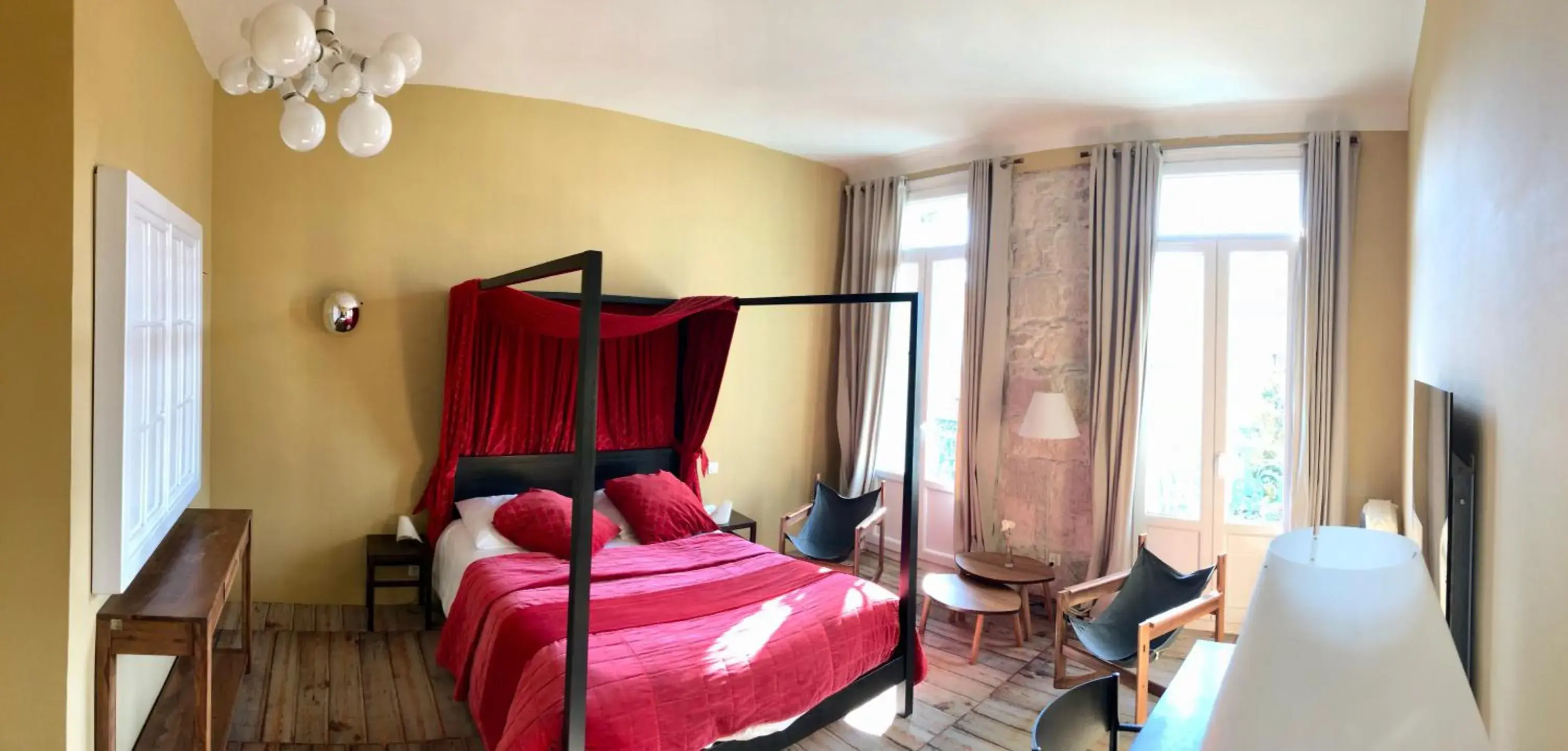 Bedroom, Bed in Le Windsor, Jungle Art Hotel