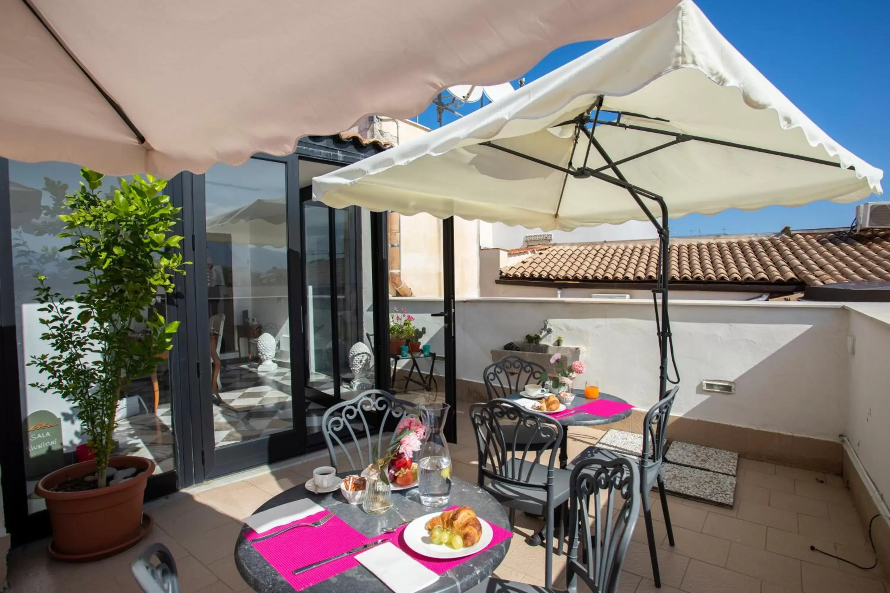 Balcony/Terrace, Restaurant/Places to Eat in Dimora Sinibaldi