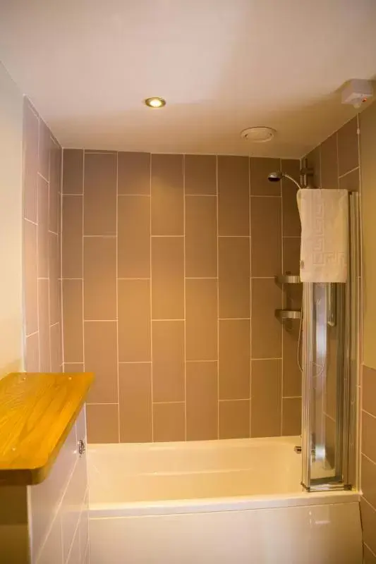 Shower, Bathroom in George & Dragon, Conwy
