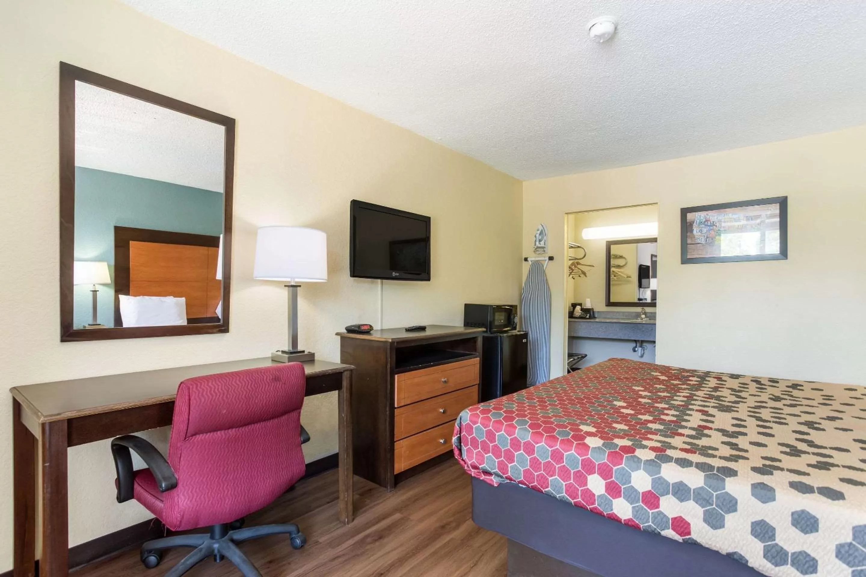 Photo of the whole room, Bed in Econo Lodge Gallatin - Metro Nashville