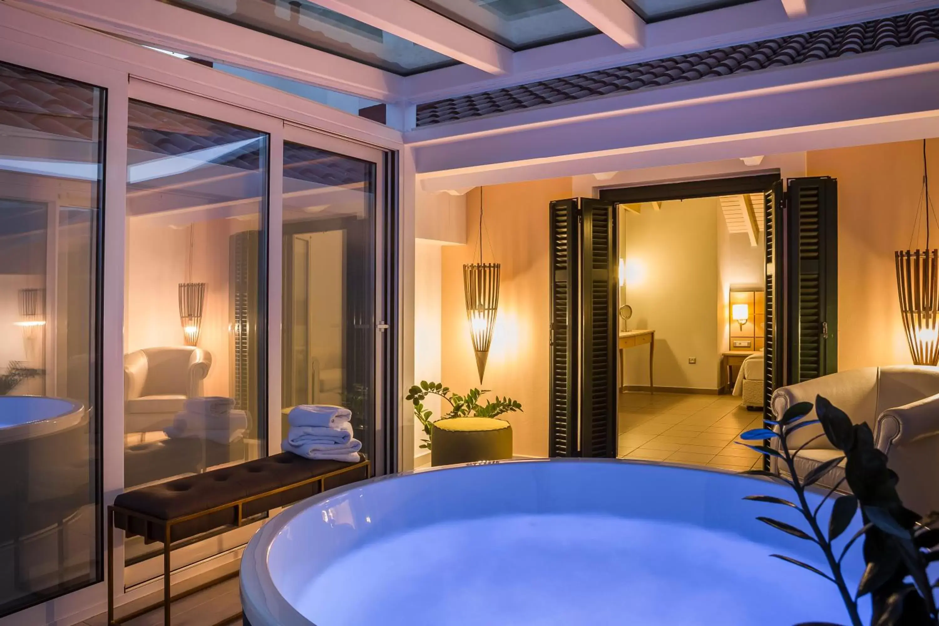 Hot Tub, Bathroom in Ionian Plaza Hotel