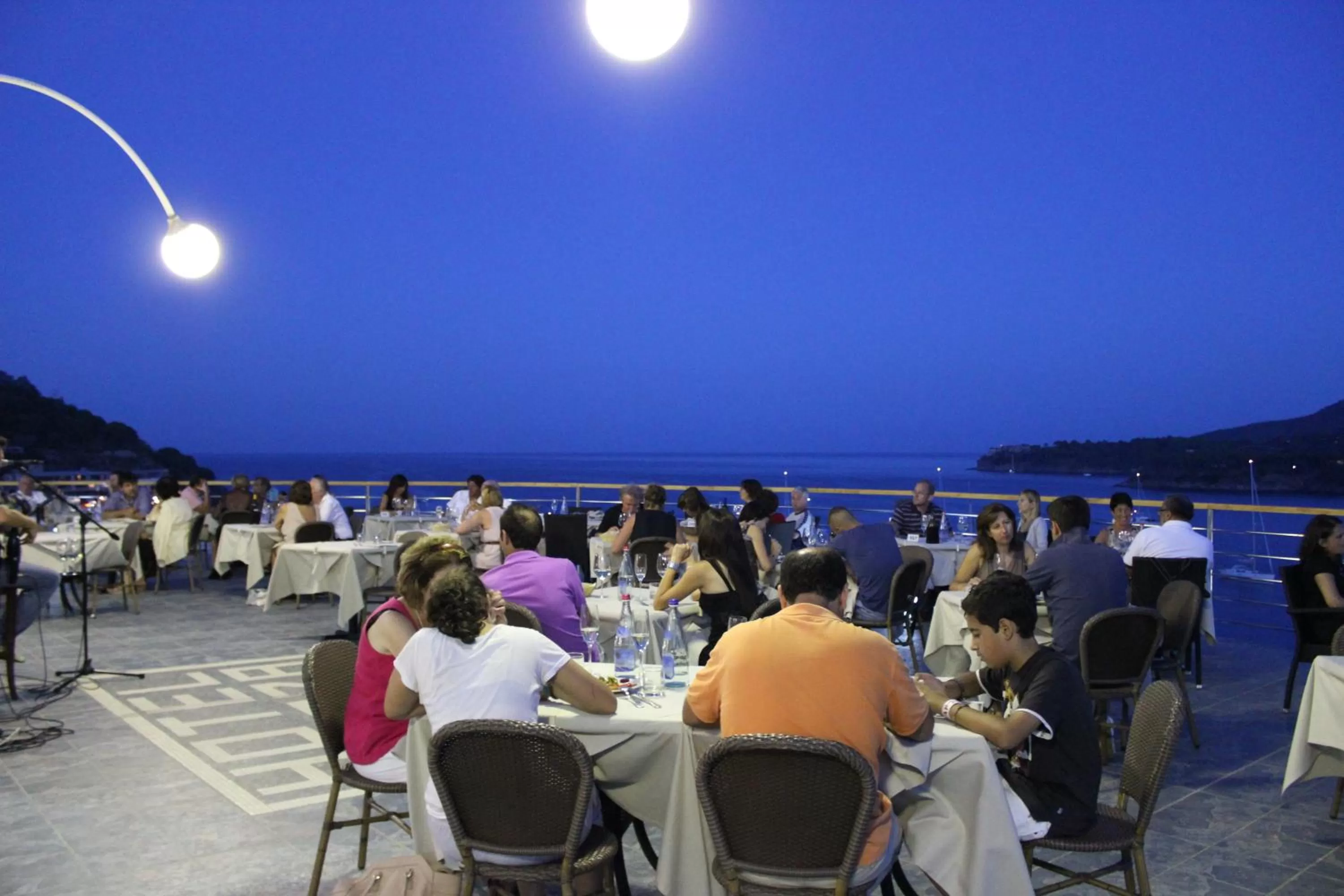 Restaurant/places to eat in Hotel Plaza