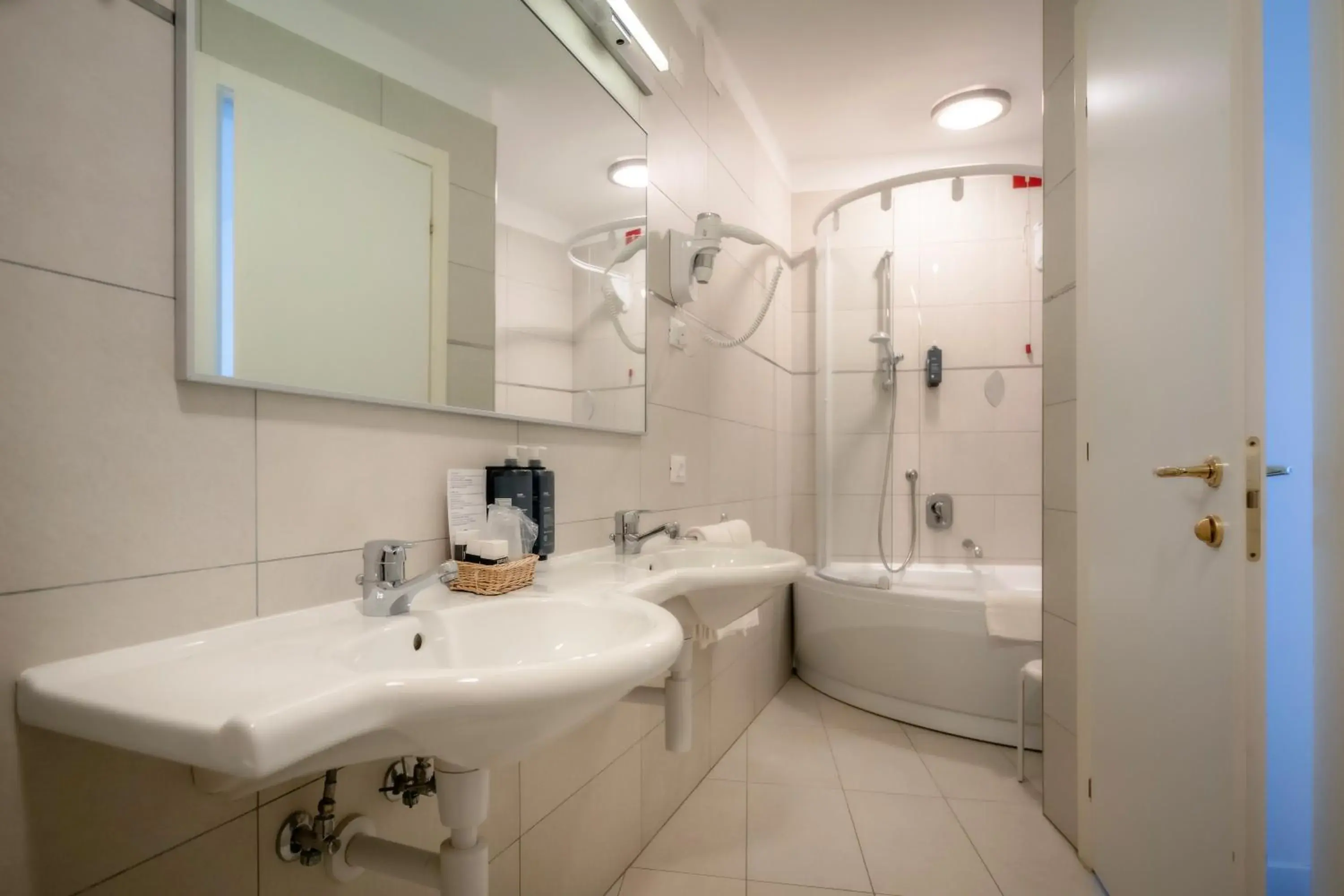 Shower, Bathroom in Hotel Garden Sea Wellness & Spa 4 stelle superior