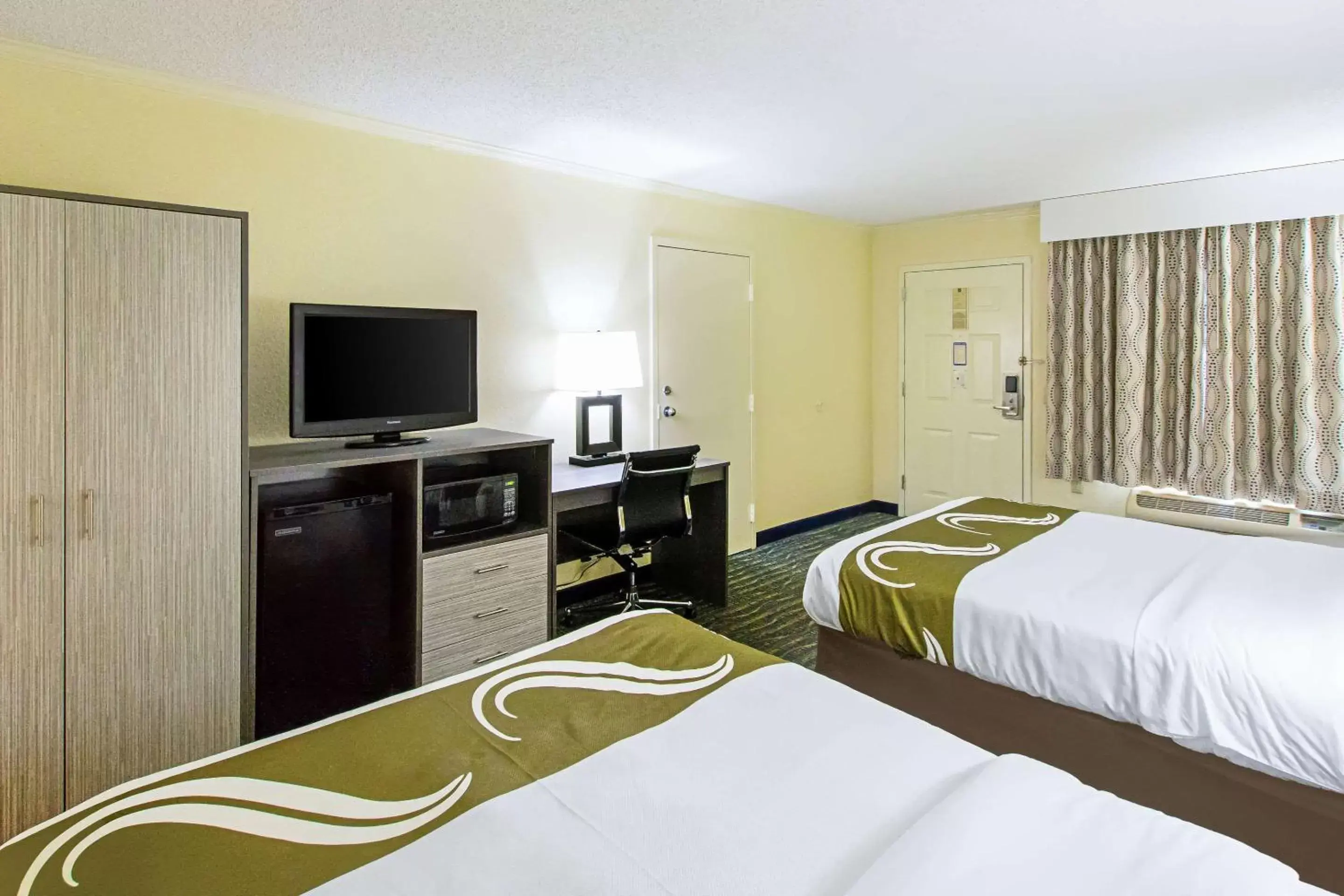 Photo of the whole room, Bed in Quality Inn & Suites Civic Center