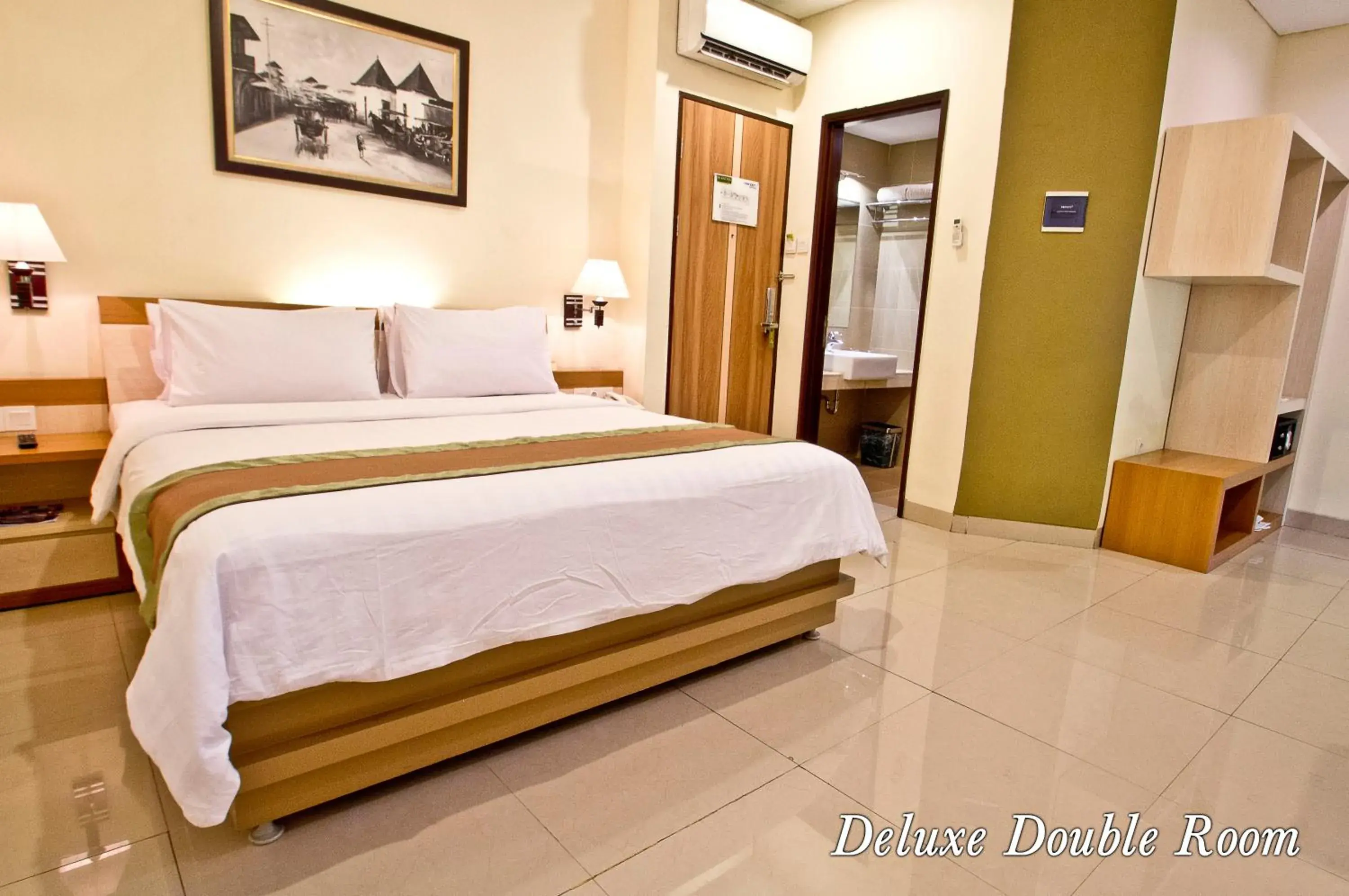 Photo of the whole room, Bed in De Batara Hotel