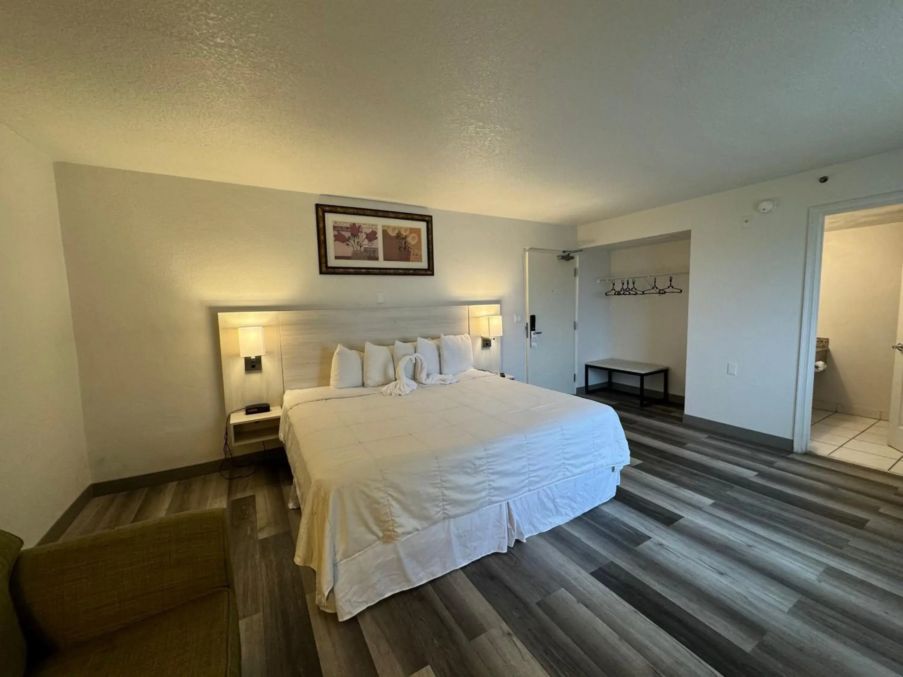 Photo of the whole room, Bed in Emerald Shores Hotel - Daytona Beach