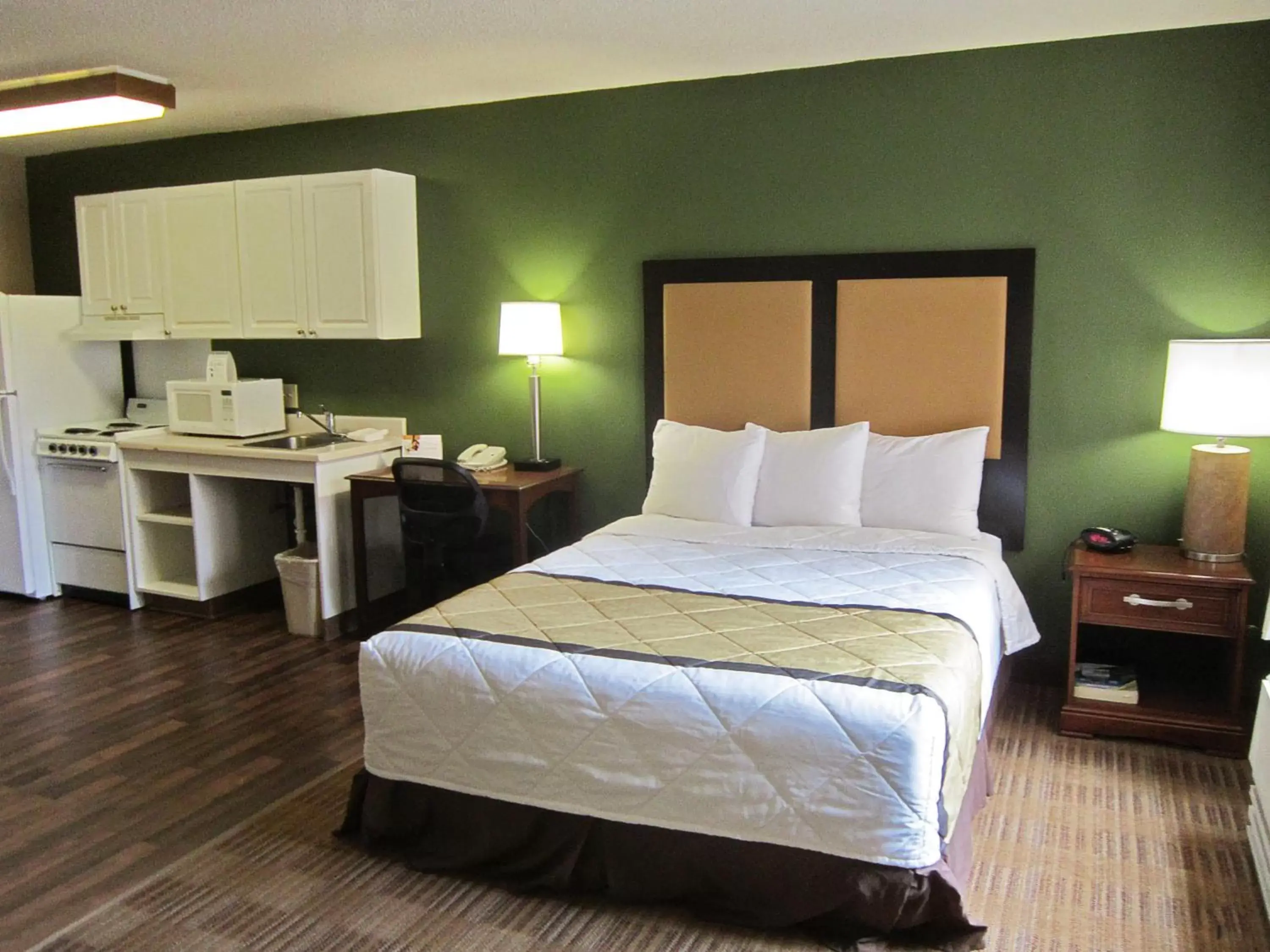 Kitchen or kitchenette, Bed in Extended Stay America Suites - Fayetteville - Cross Creek Mall