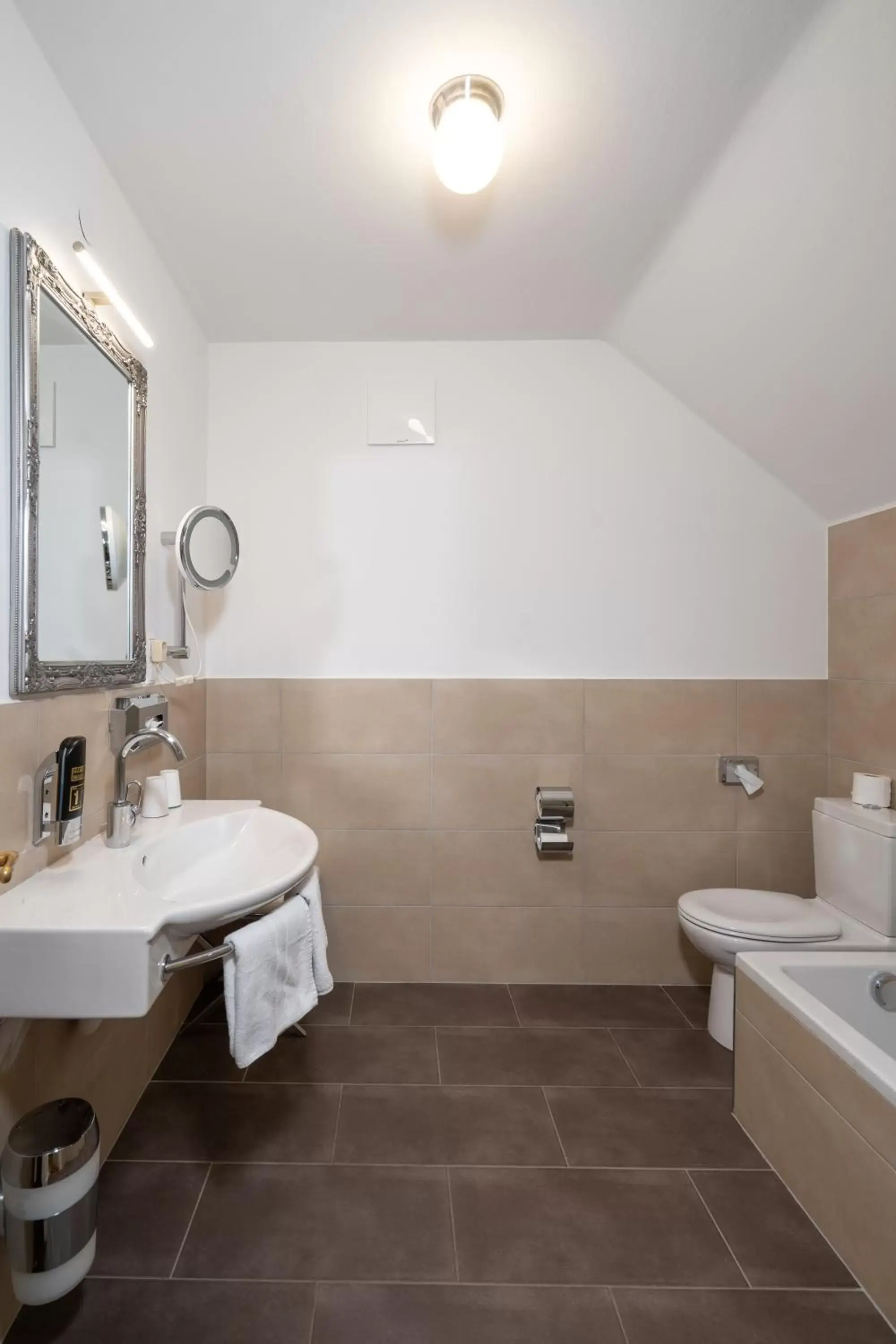 Toilet, Bathroom in Schlosswirt zu Anif - Hotel und Restaurant