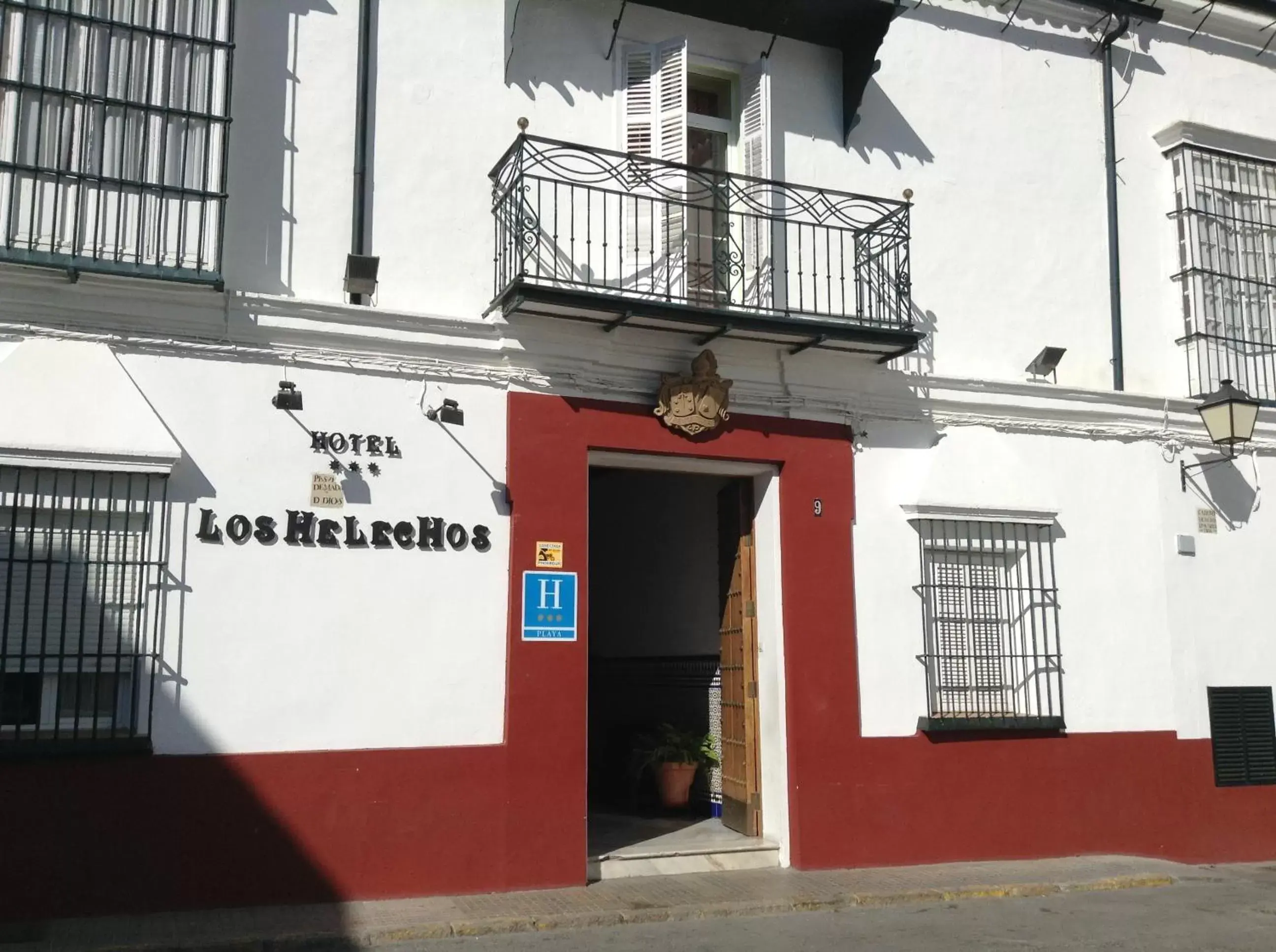 Facade/entrance in Los Helechos