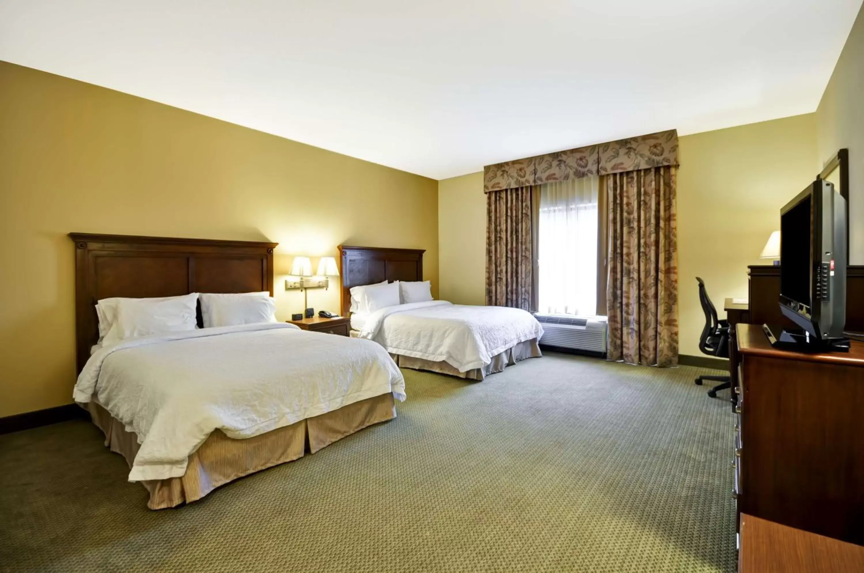 Bed in Hampton Inn & Suites North Charleston-University Boulevard