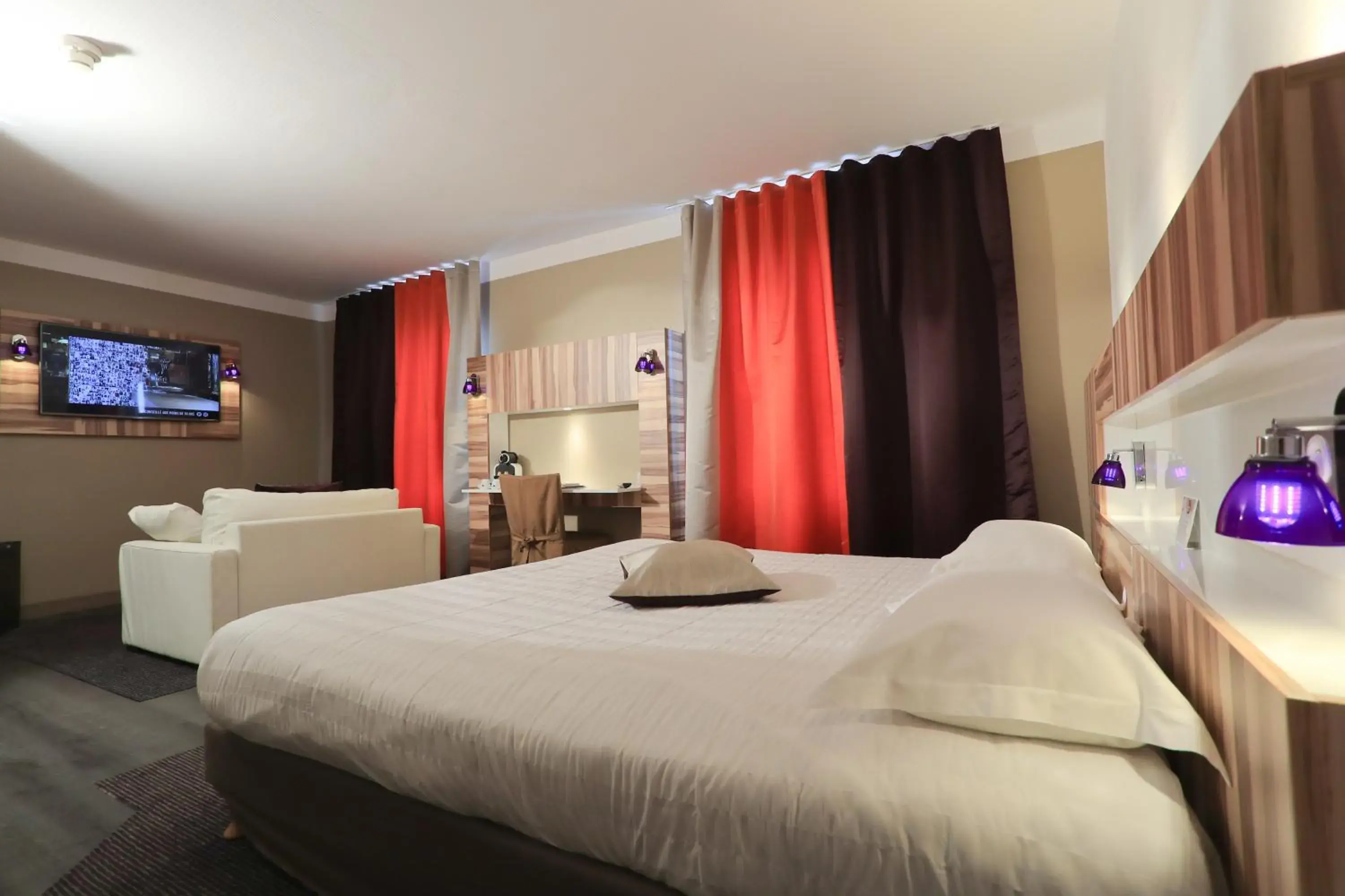 Photo of the whole room, Bed in The Originals Boutique, Grand Hotel Saint-Pierre, Aurillac (Qualys-Hotel)