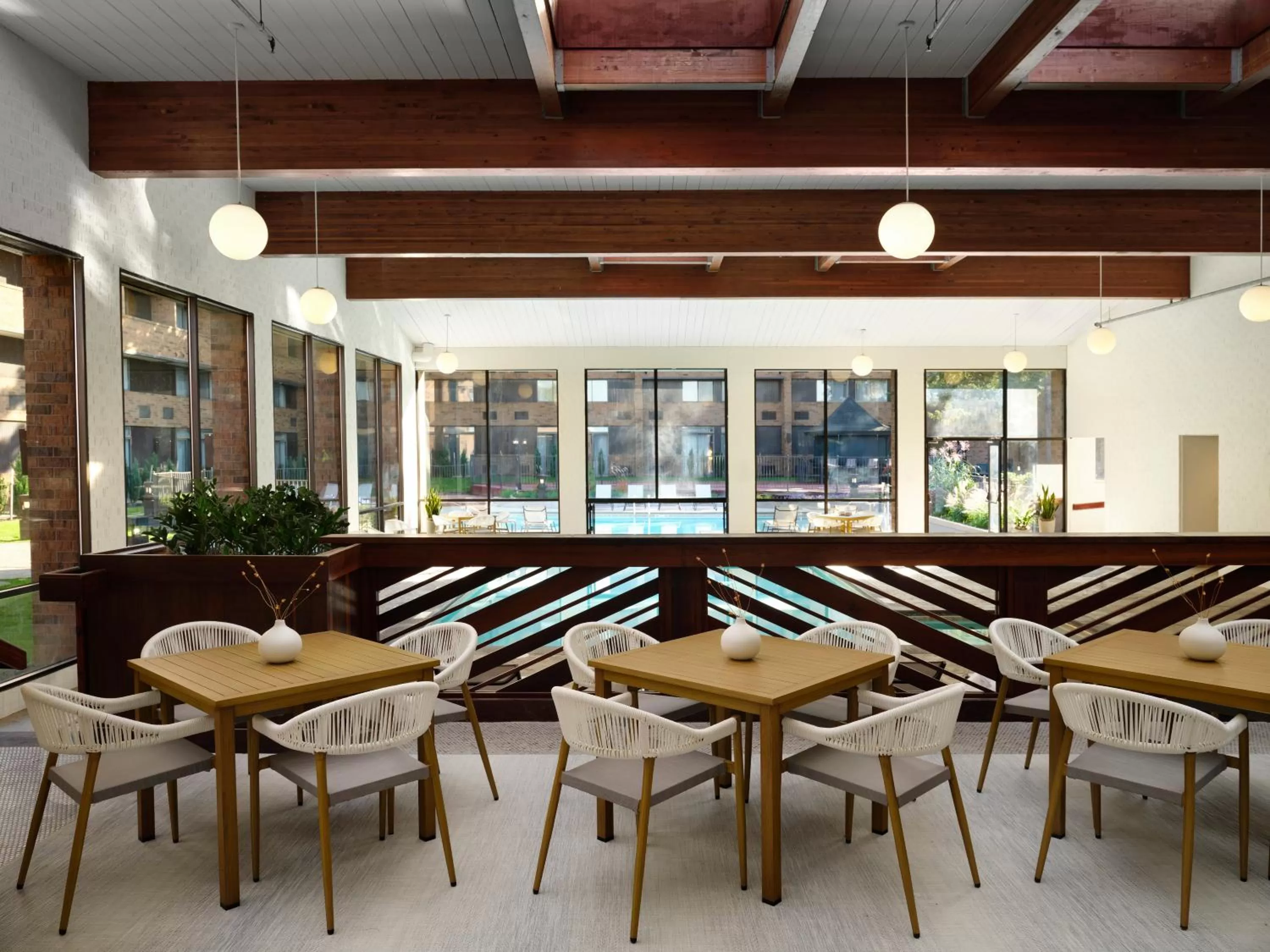 Swimming pool in Sheraton Grand Rapids Airport Hotel