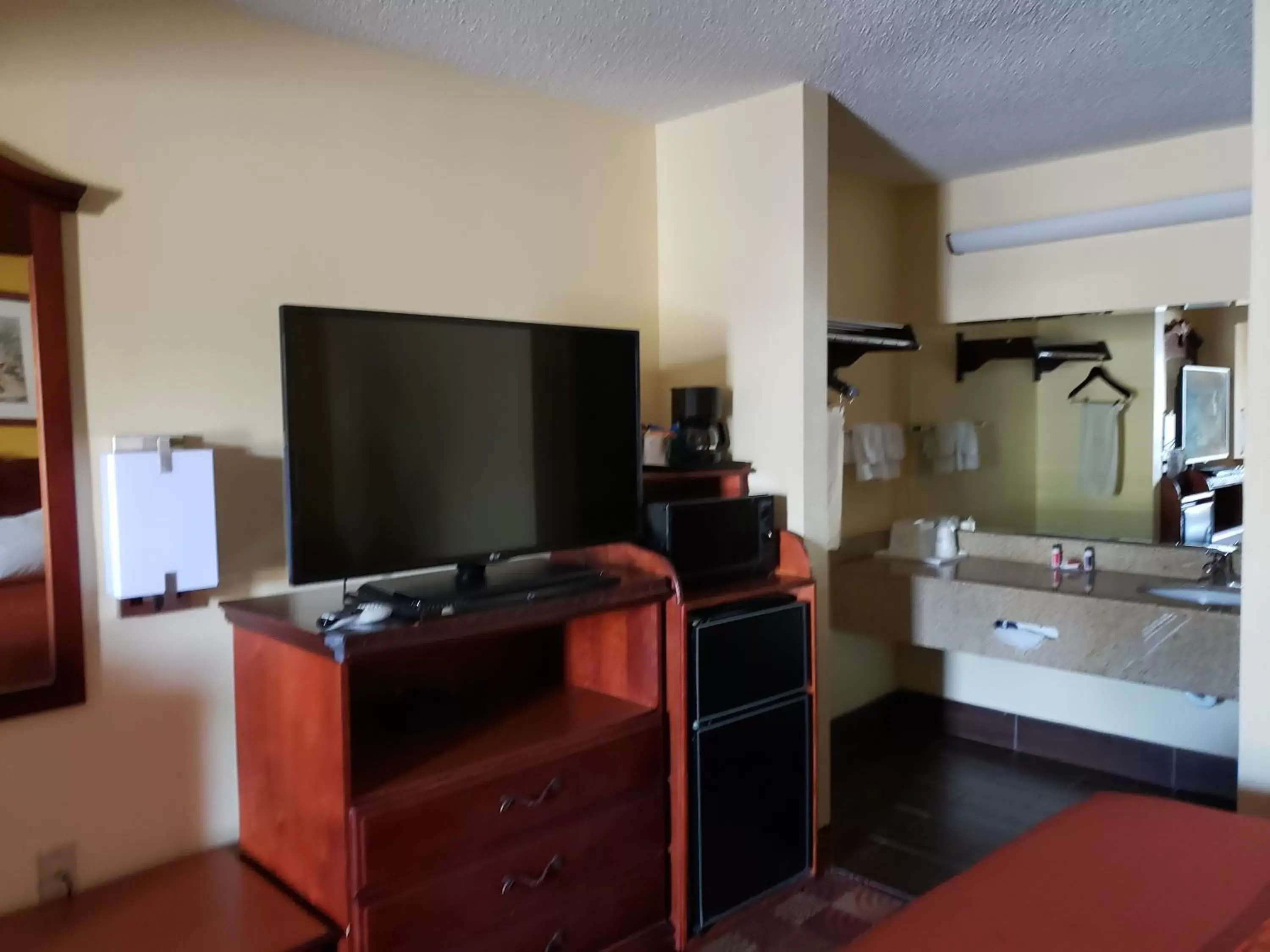 TV/Entertainment Center in Days Inn & Suites by Wyndham Tuscaloosa - Univ. of Alabama