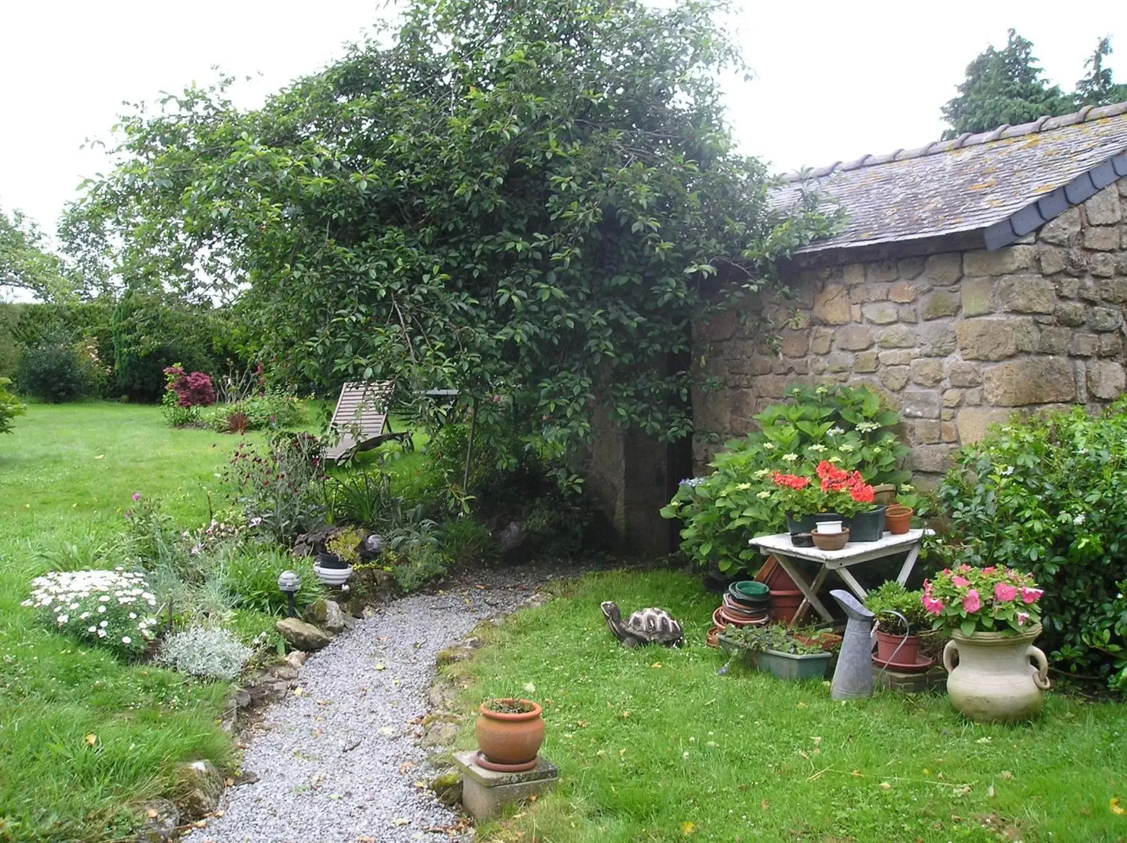 Facade/entrance, Garden in Les Hortensias de Kerbarch