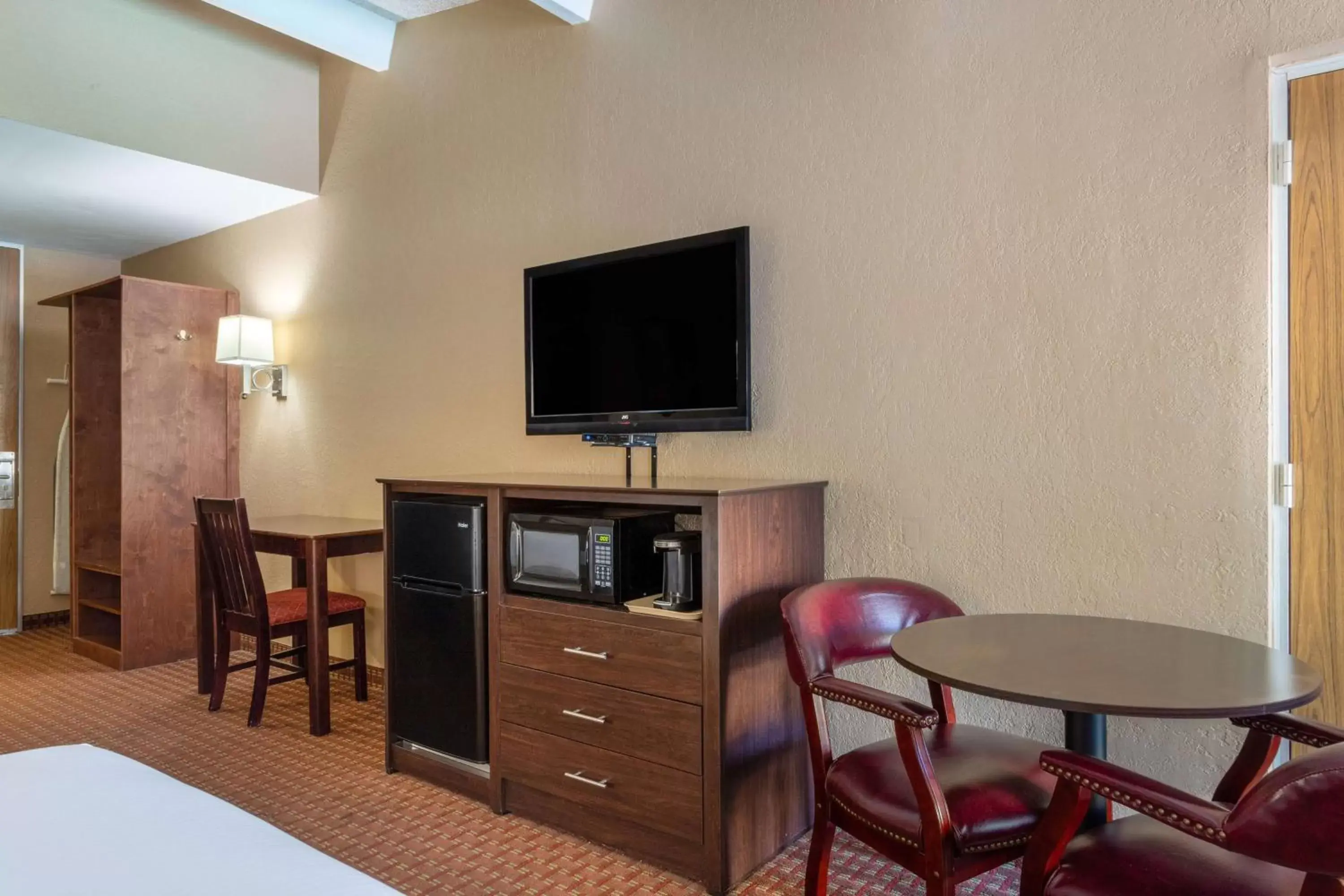 Photo of the whole room, TV/Entertainment Center in Travelodge by Wyndham Lakeland