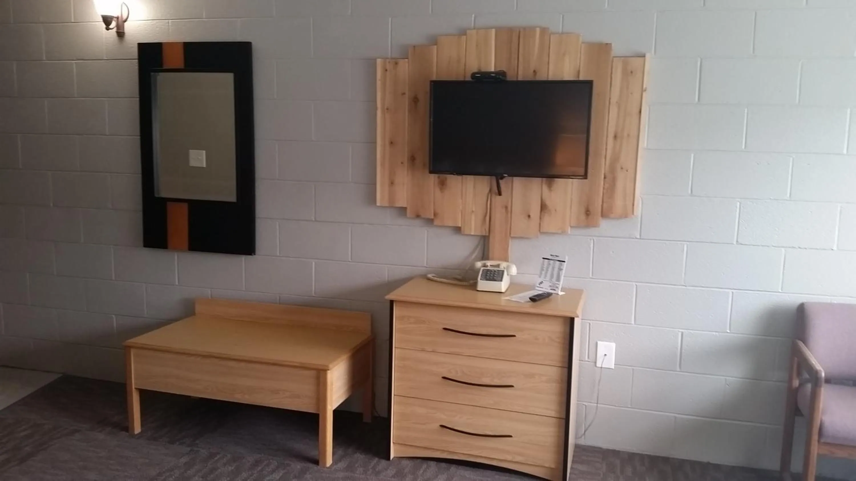 TV and multimedia in Motel West