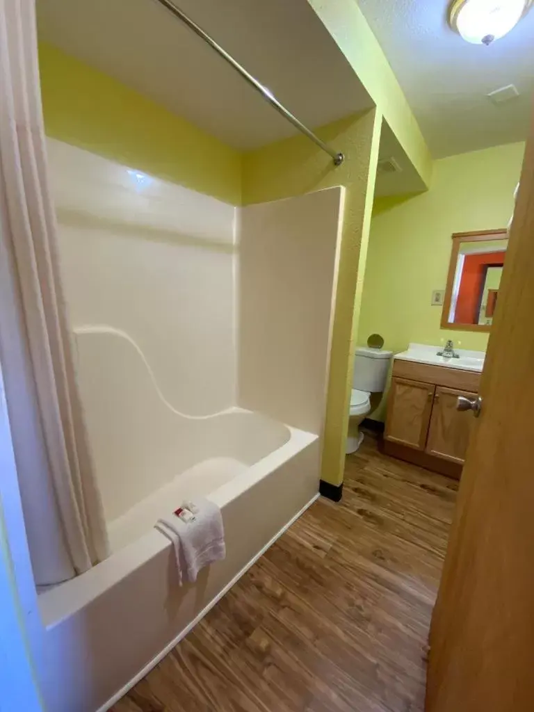 Bathroom in Indian Mound Motel