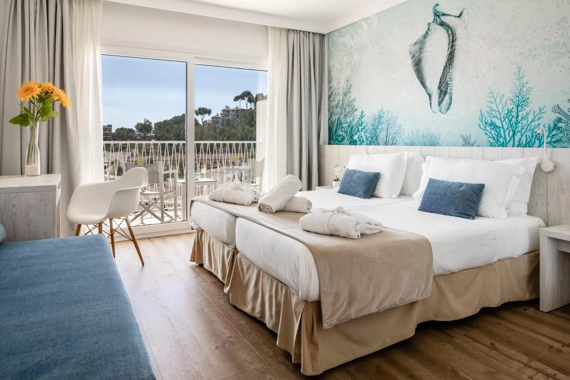 Balcony/Terrace, Bed in Hotel Torá