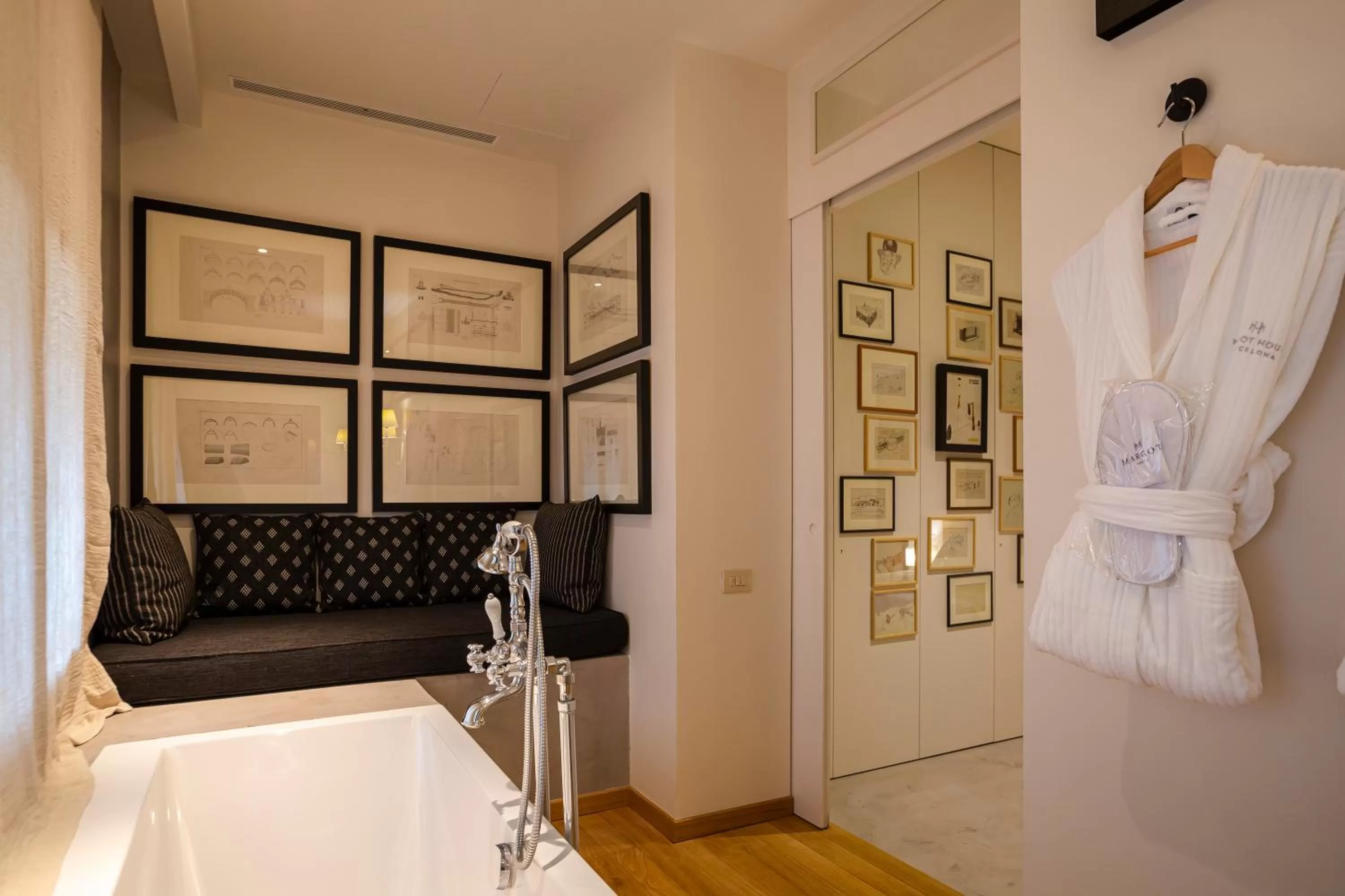 Bathroom, Bed in Hotel Margot House Barcelona